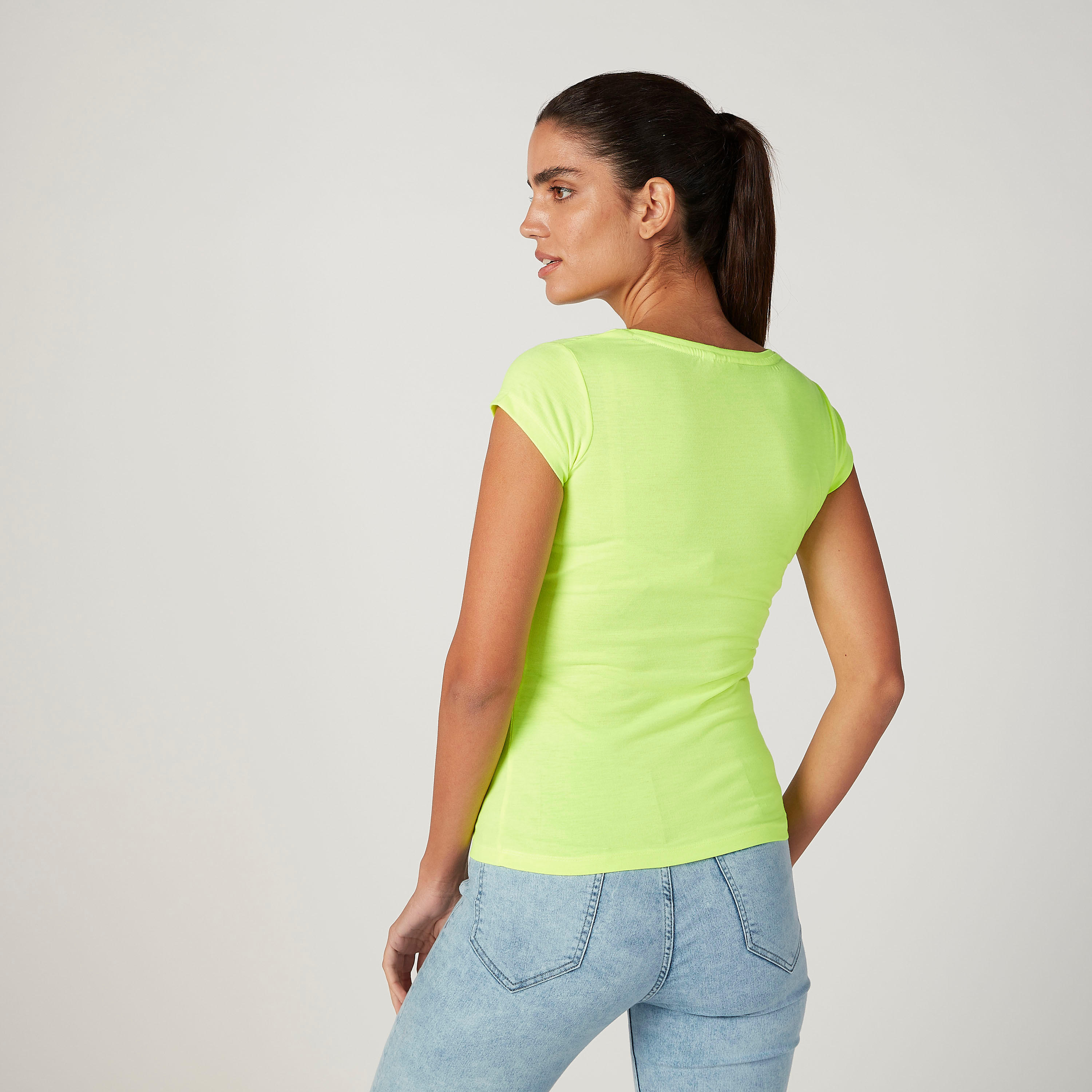 تيشيرت بقصة سكيني بياقة ضيقة وأكمام كاب وطبعات باتمان-women-clothing-tshirts-image-3