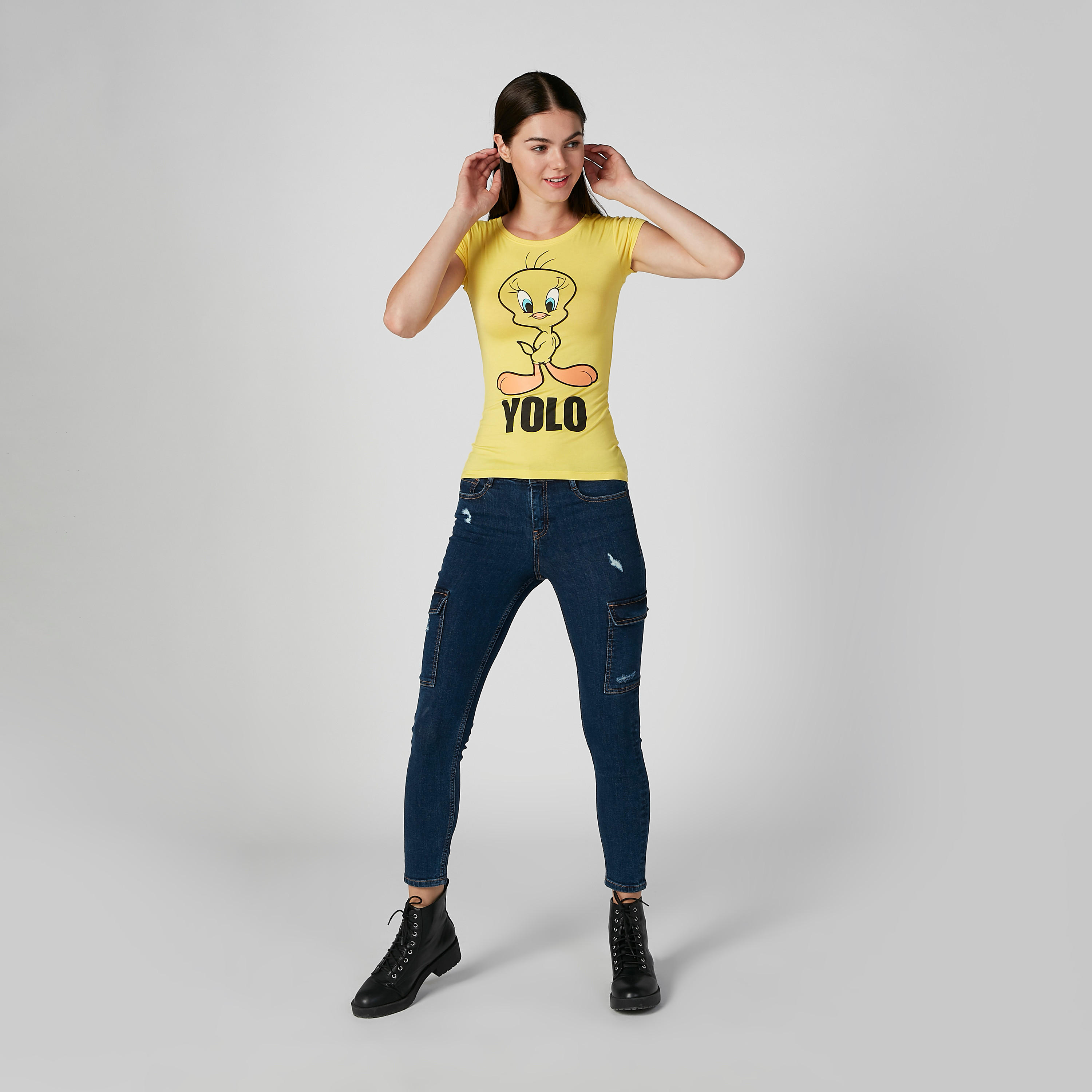 تيشيرت سكيني بياقة مستديرة وأكمام كاب وطبعات تويتي-women-clothing-tshirts-image-2