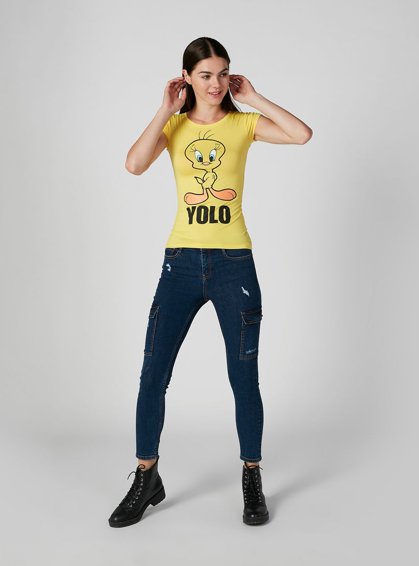 تيشيرت سكيني بياقة مستديرة وأكمام كاب وطبعات تويتي-women-clothing-tshirts-image-2