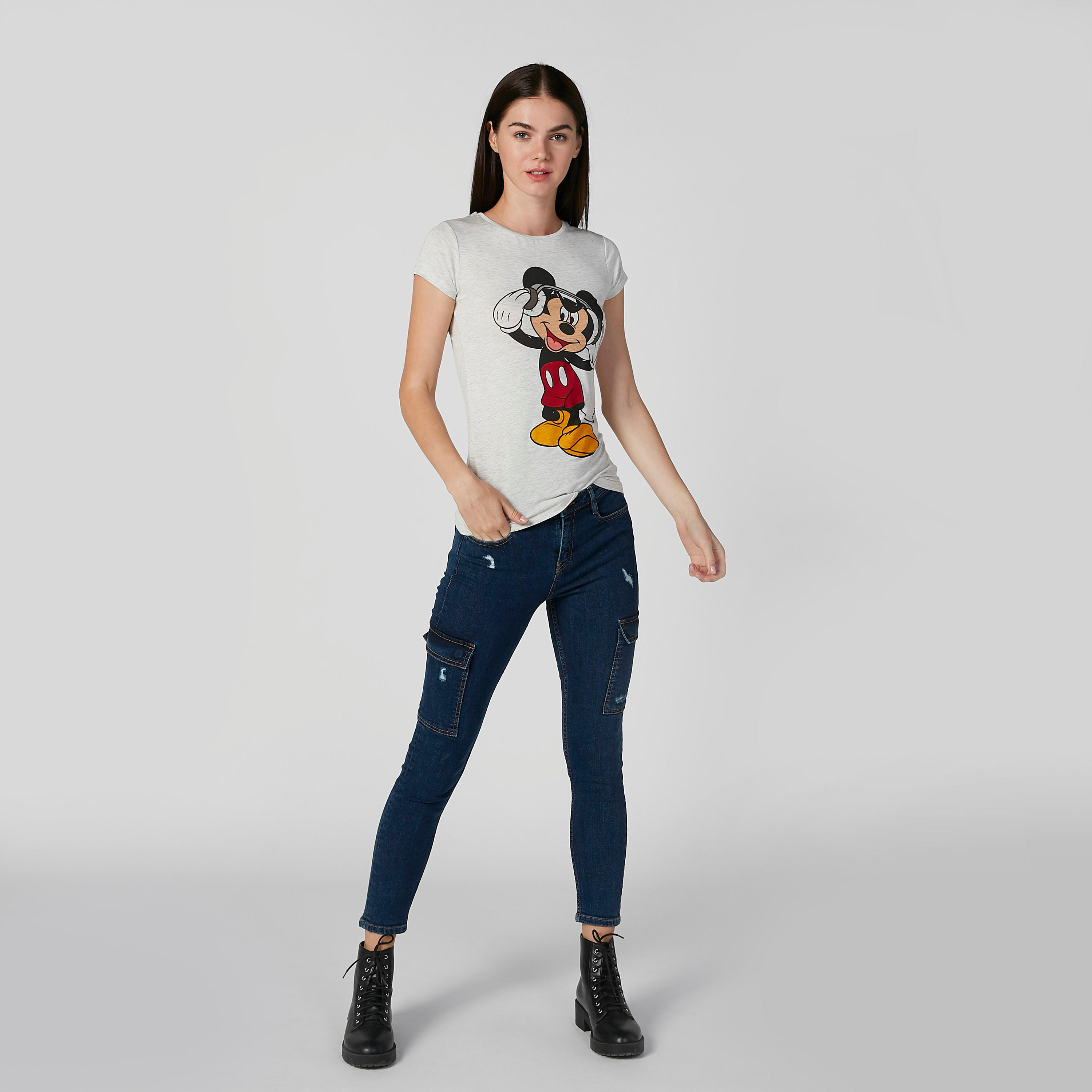 تيشيرت سكيني بياقة مستديرة وأكمام كاب وطبعات ميكي ماوس-women-clothing-tshirts-image-2