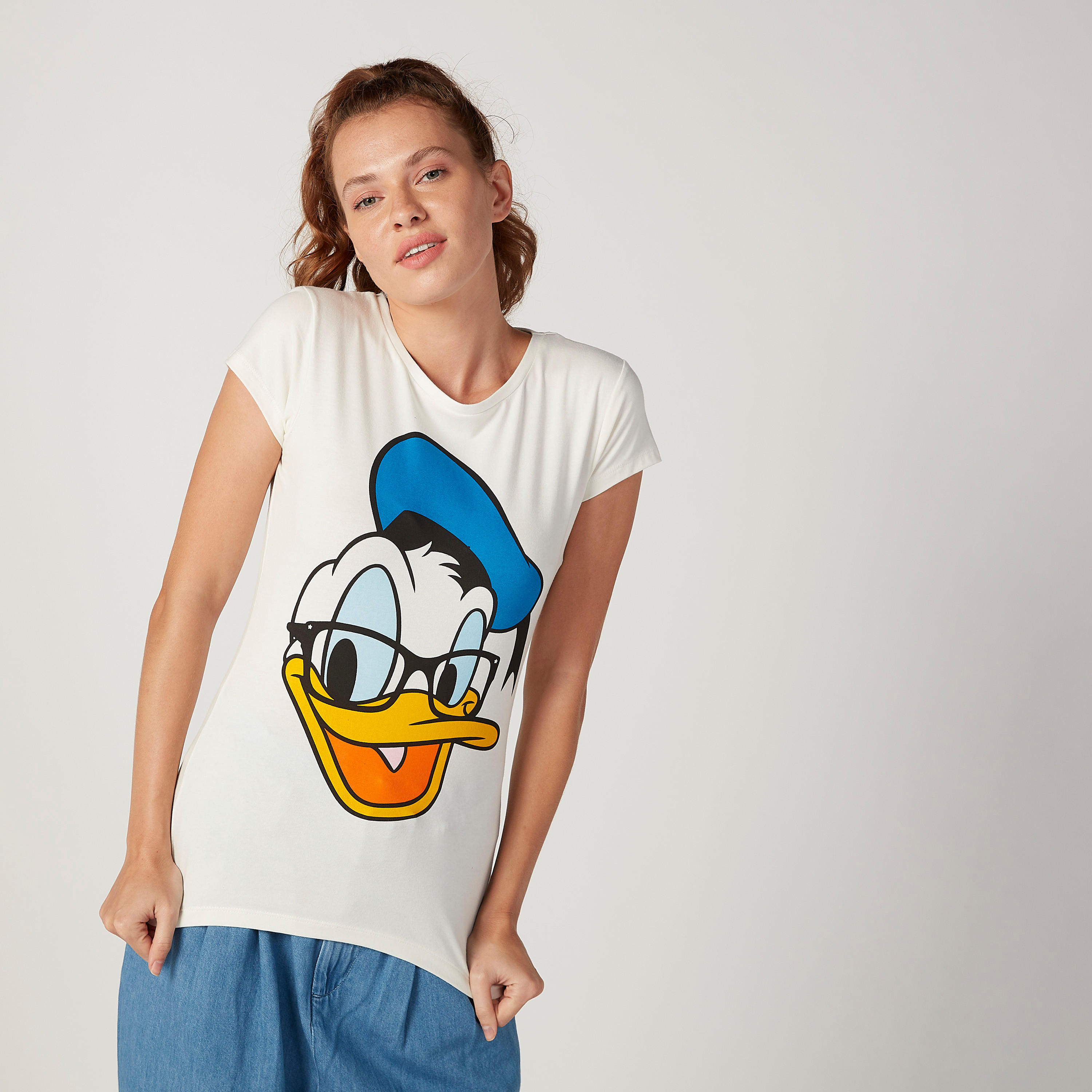 تيشيرت مستدام سكيني بأكمام كاب وطبعات دونالد داك-women-clothing-tshirts-image-1