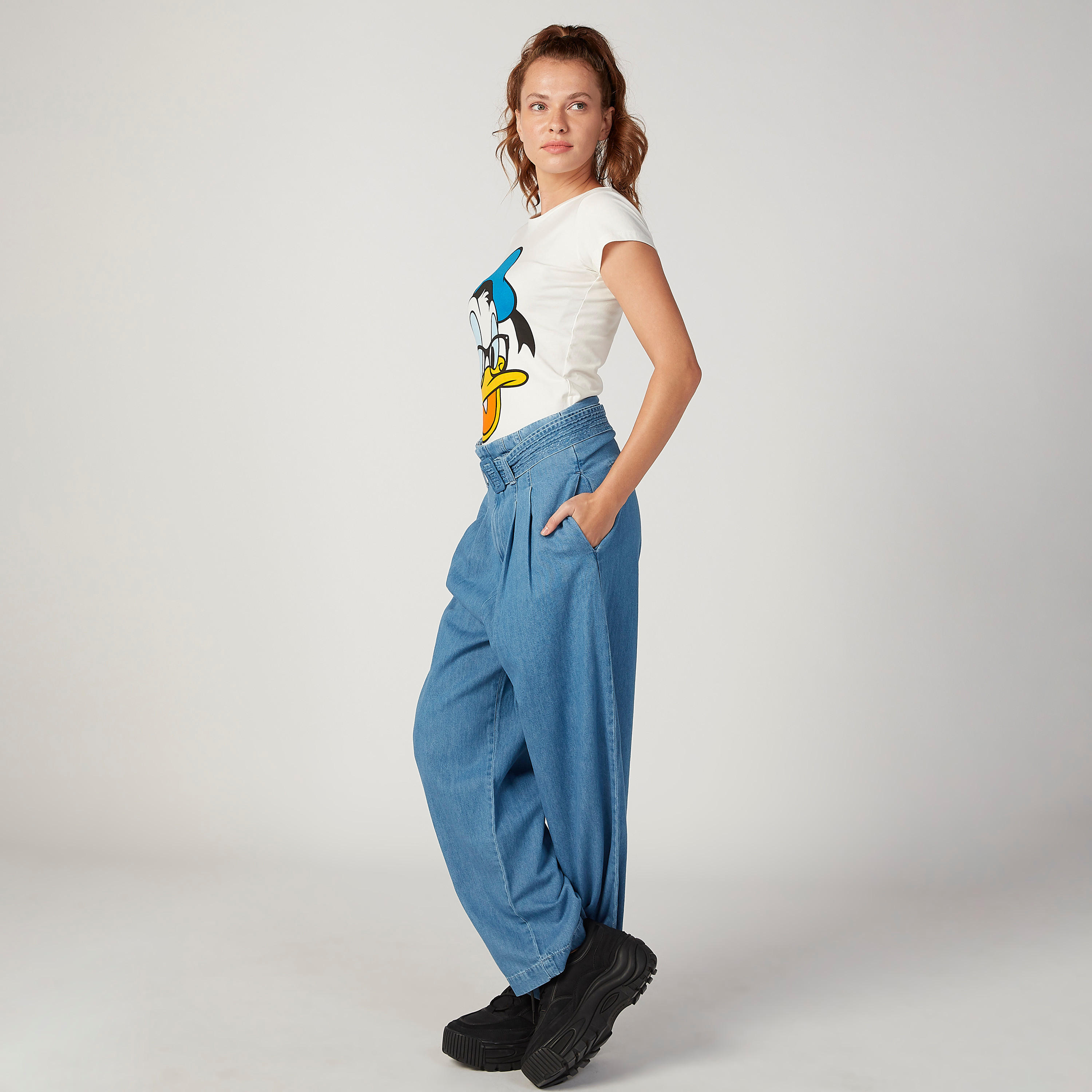 تيشيرت مستدام سكيني بأكمام كاب وطبعات دونالد داك-women-clothing-tshirts-image-2