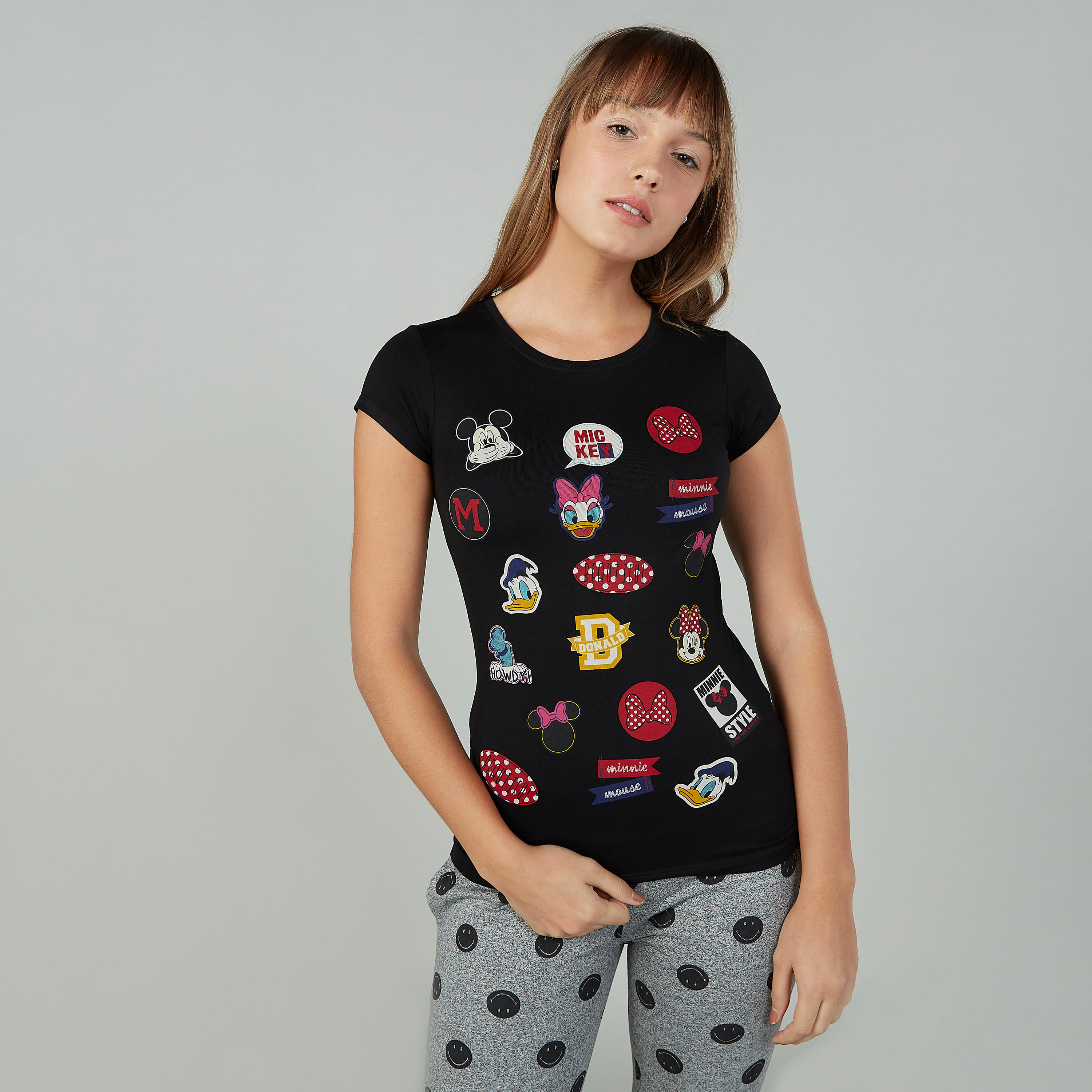 تيشيرت سكيني بياقة مستديرة وأكمام كاب وطبعات ميكي ماوس-women-clothing-tshirts-image-1