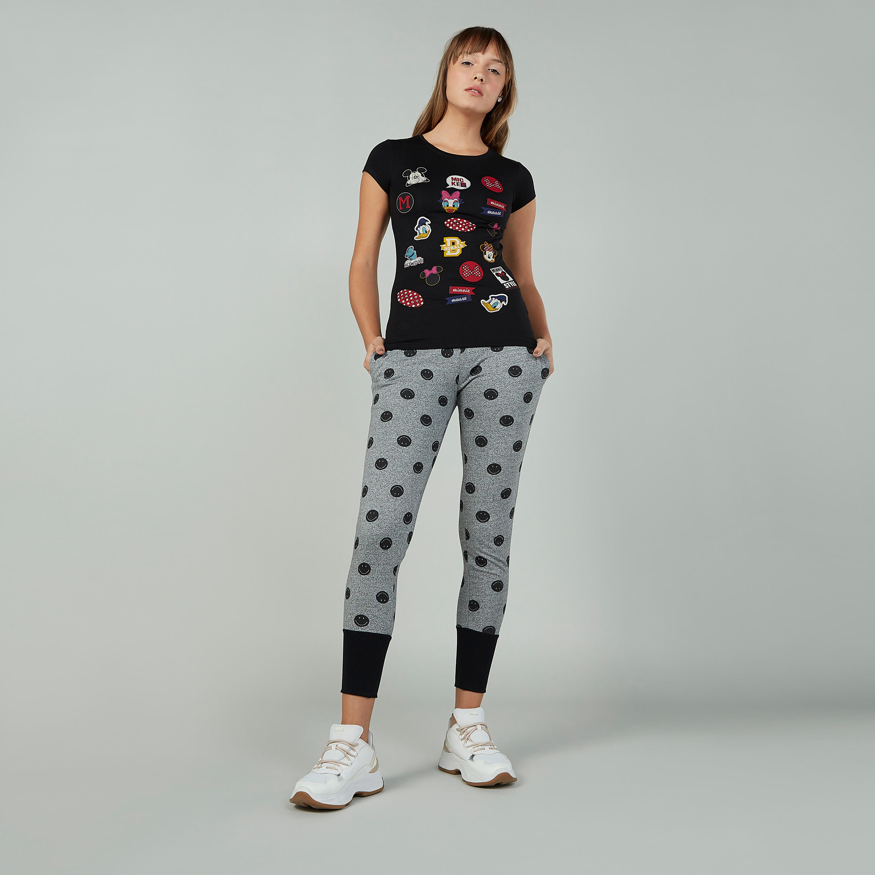 تيشيرت سكيني بياقة مستديرة وأكمام كاب وطبعات ميكي ماوس-women-clothing-tshirts-image-2