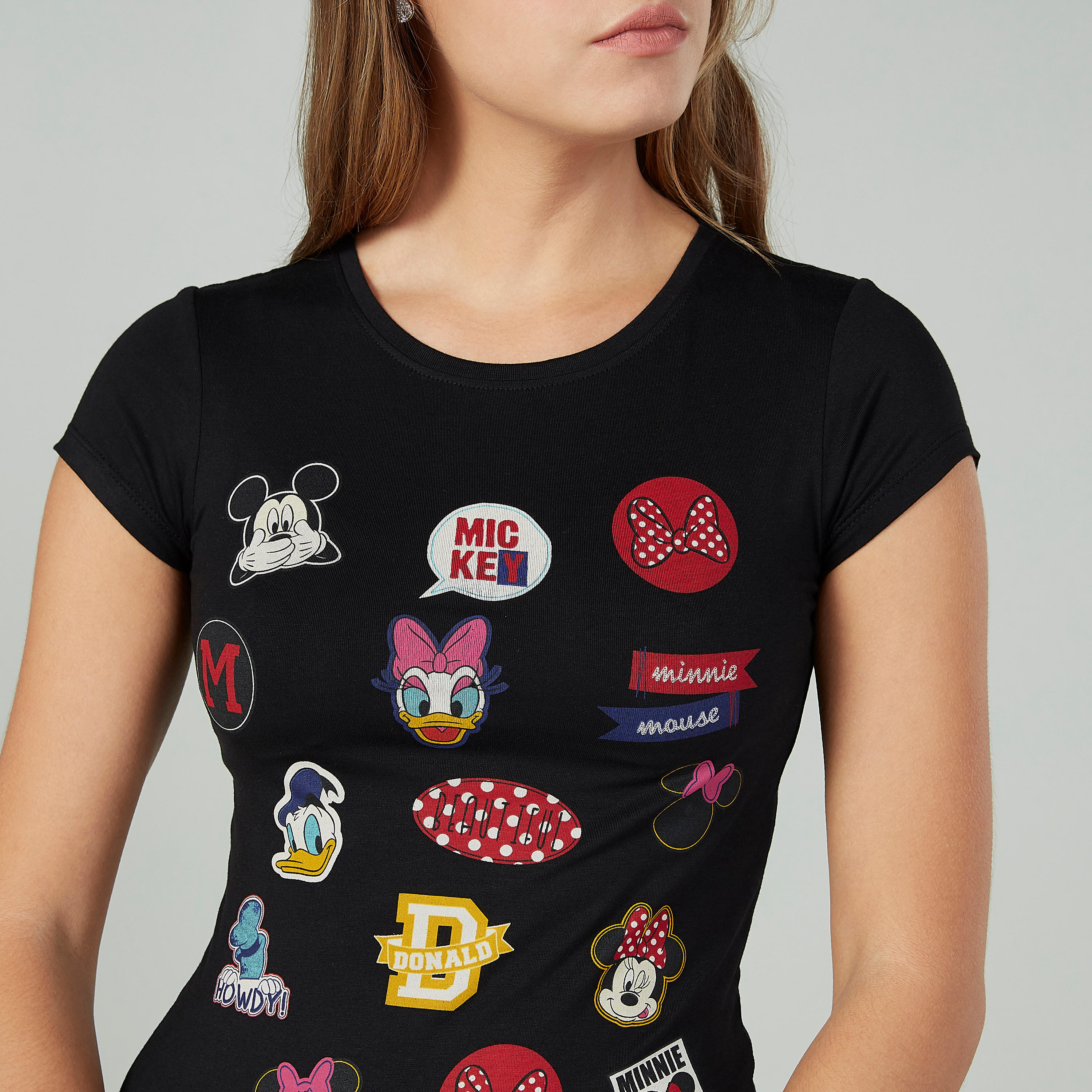 تيشيرت سكيني بياقة مستديرة وأكمام كاب وطبعات ميكي ماوس-women-clothing-tshirts-image-3