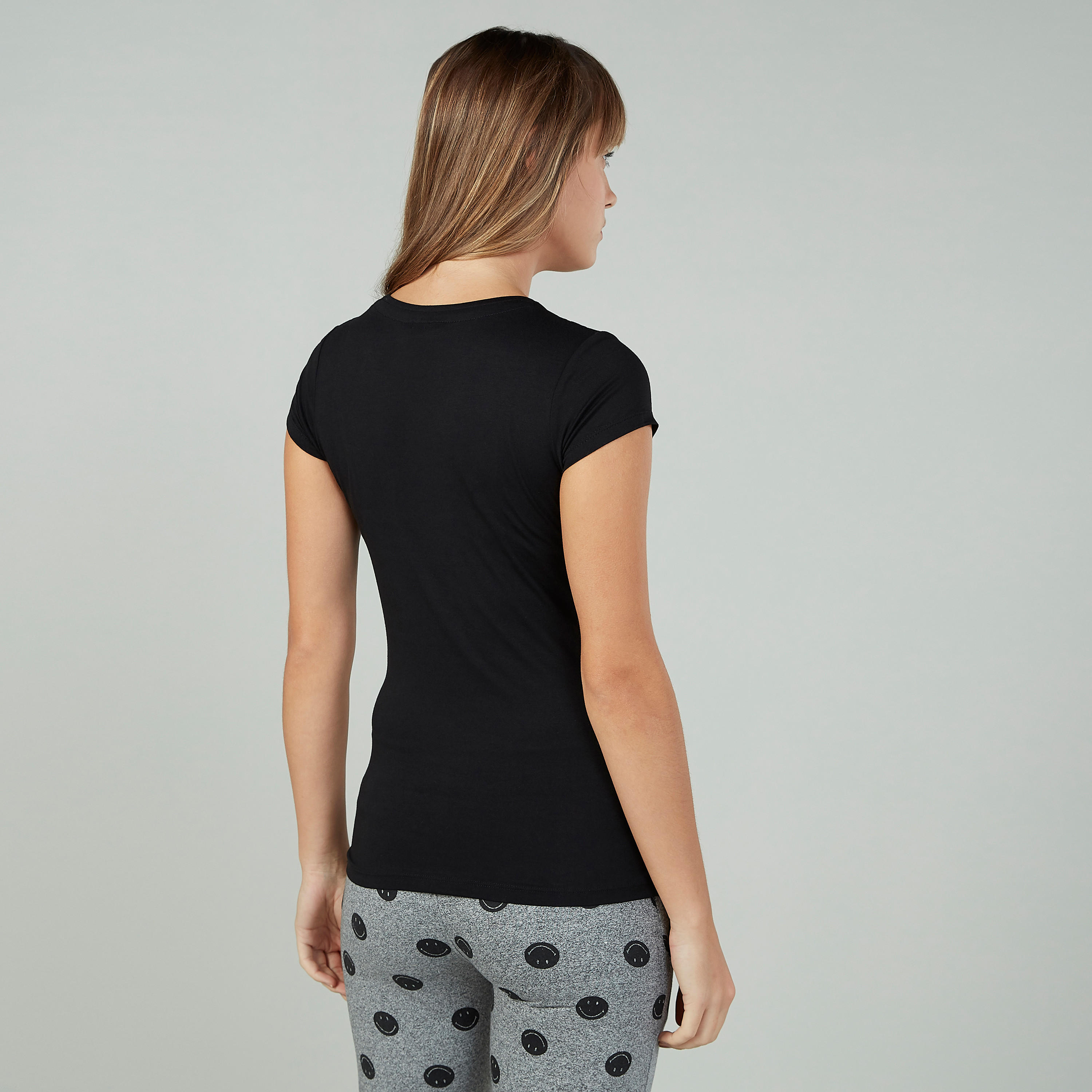تيشيرت سكيني بياقة مستديرة وأكمام كاب وطبعات ميكي ماوس-women-clothing-tshirts-image-4