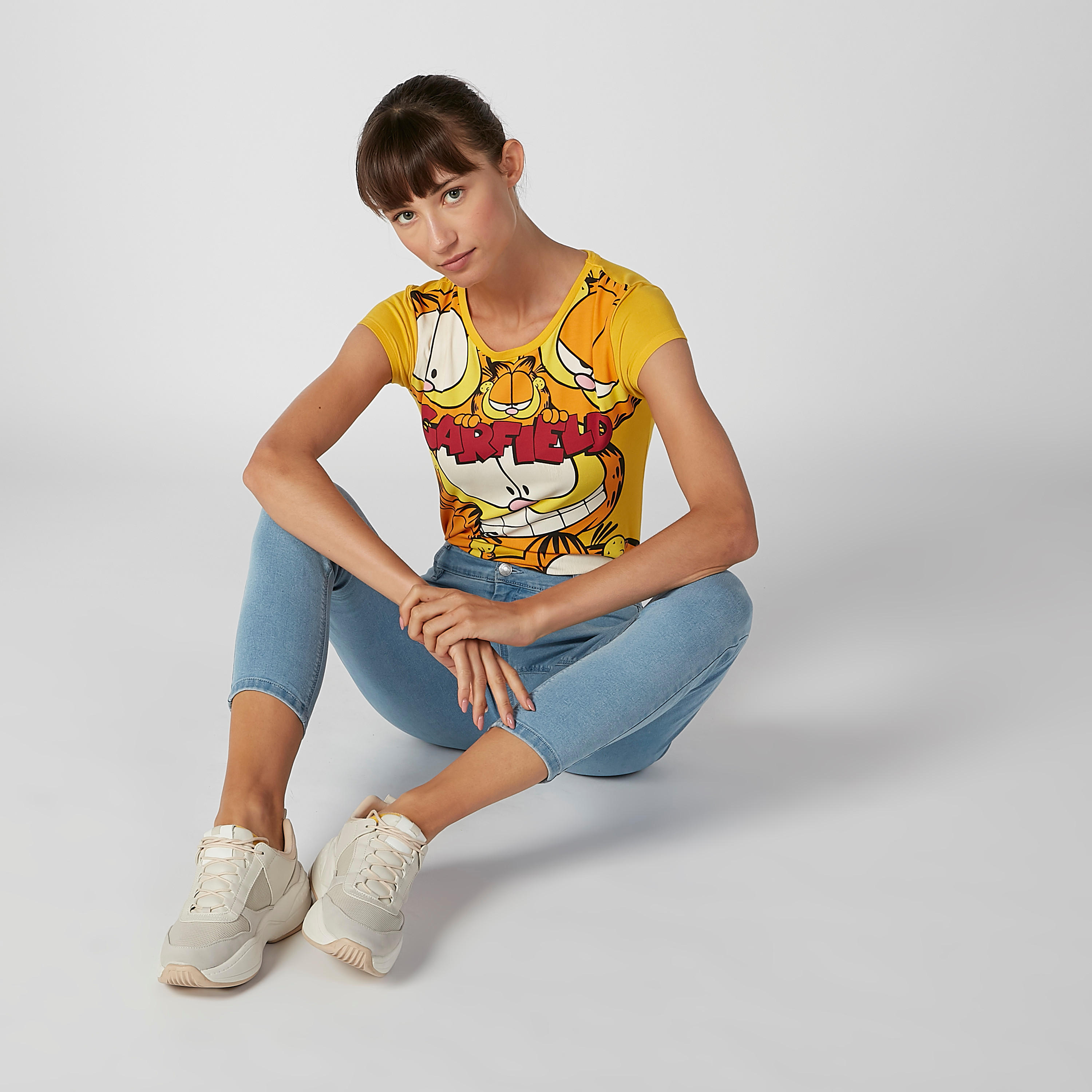 تيشيرت سكيني بياقة مستديرة وأكمام كاب وطبعات جارفيلد-women-clothing-tshirts-image-2