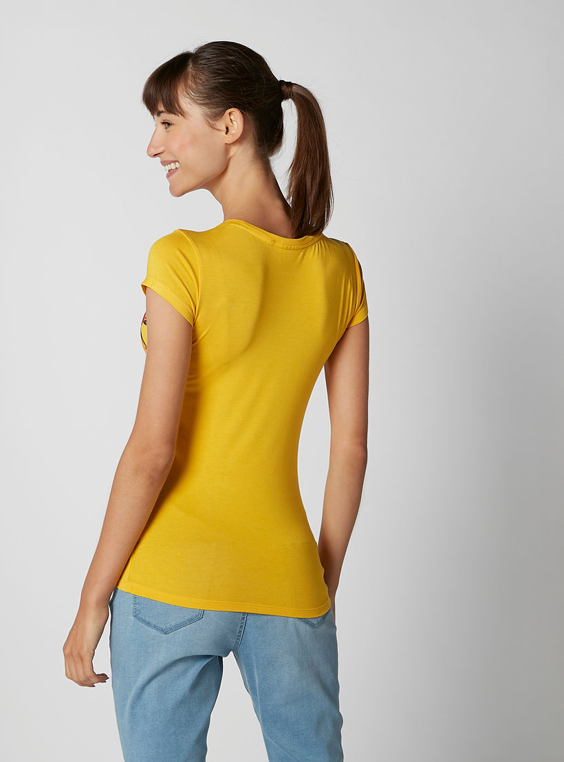 تيشيرت سكيني بياقة مستديرة وأكمام كاب وطبعات جارفيلد-women-clothing-tshirts-image-4