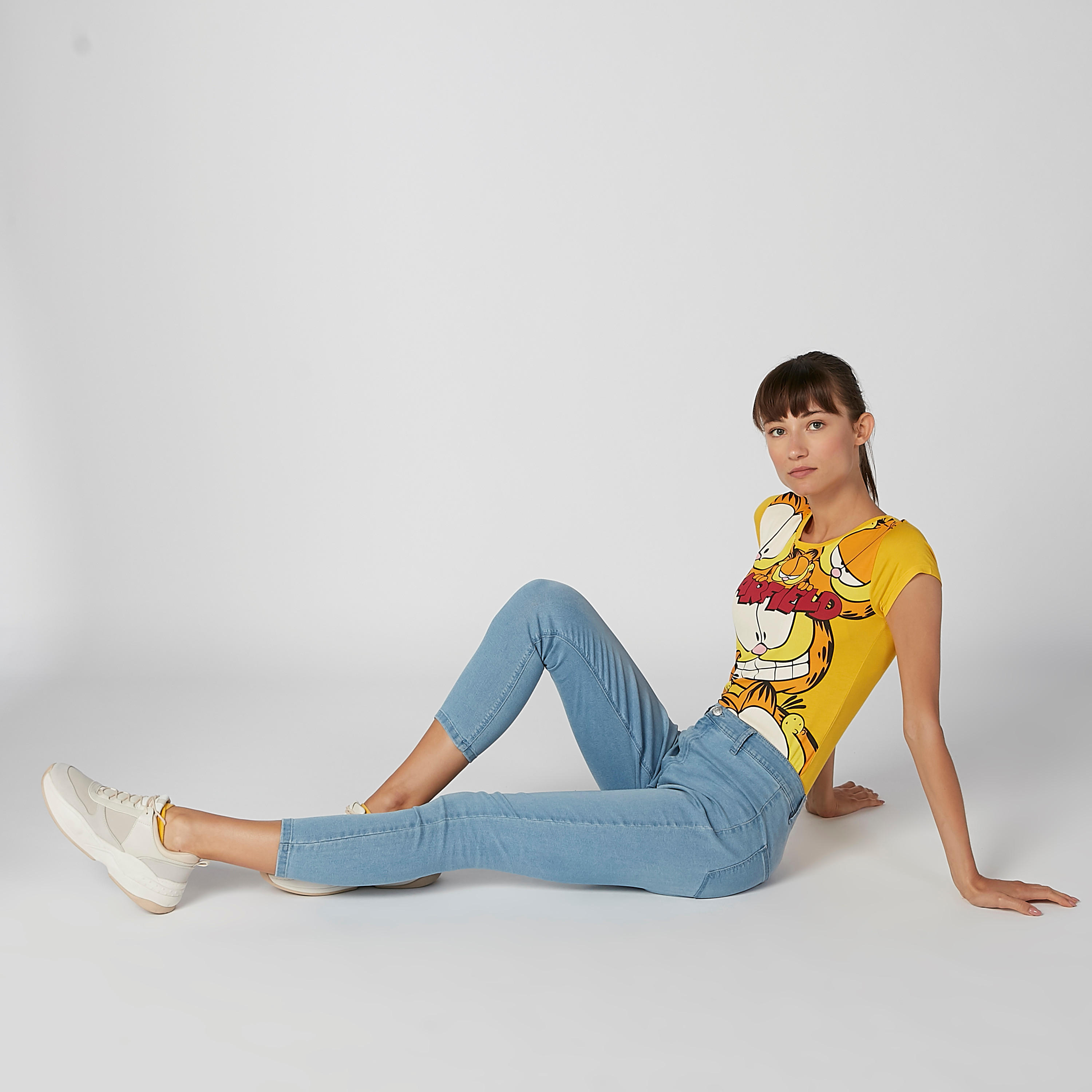 تيشيرت سكيني بياقة مستديرة وأكمام كاب وطبعات جارفيلد-women-clothing-tshirts-image-5