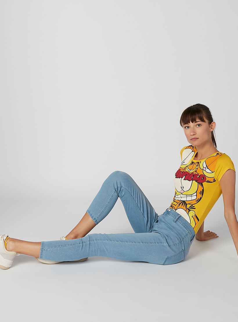تيشيرت سكيني بياقة مستديرة وأكمام كاب وطبعات جارفيلد-women-clothing-tshirts-image-5
