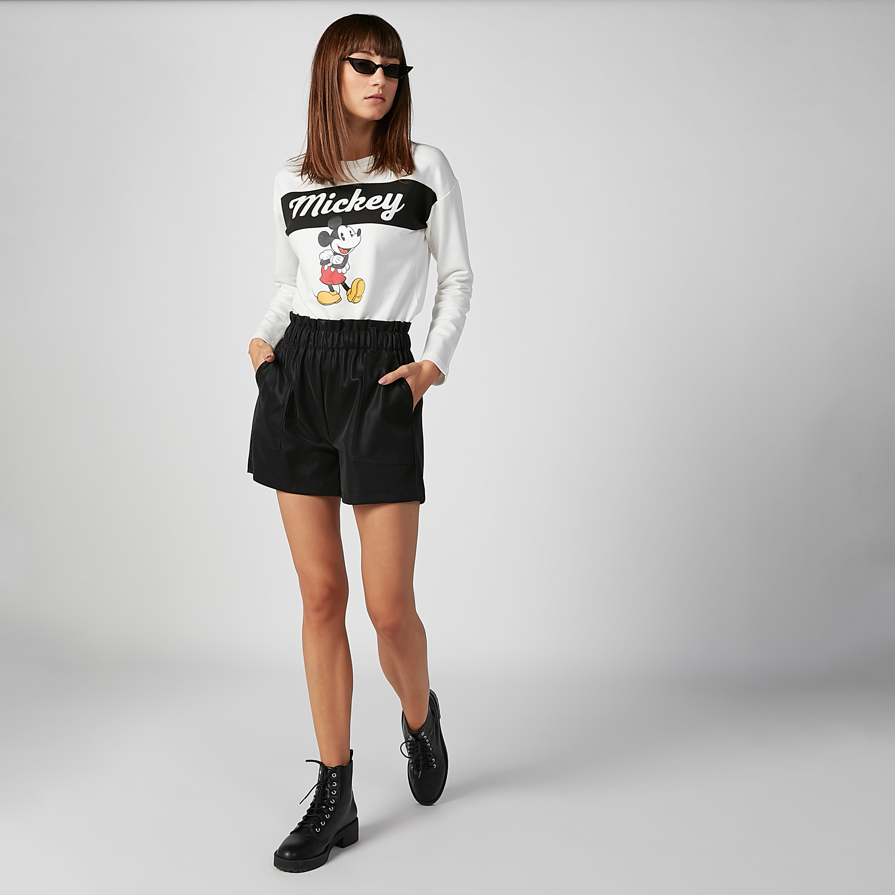 سويت شيرت بياقة ضيّقة وأكمام طويلة وطبعات ميكي ماوس-women-winterwear-hoodiesandsweatshirts-sweatshirts-image-2