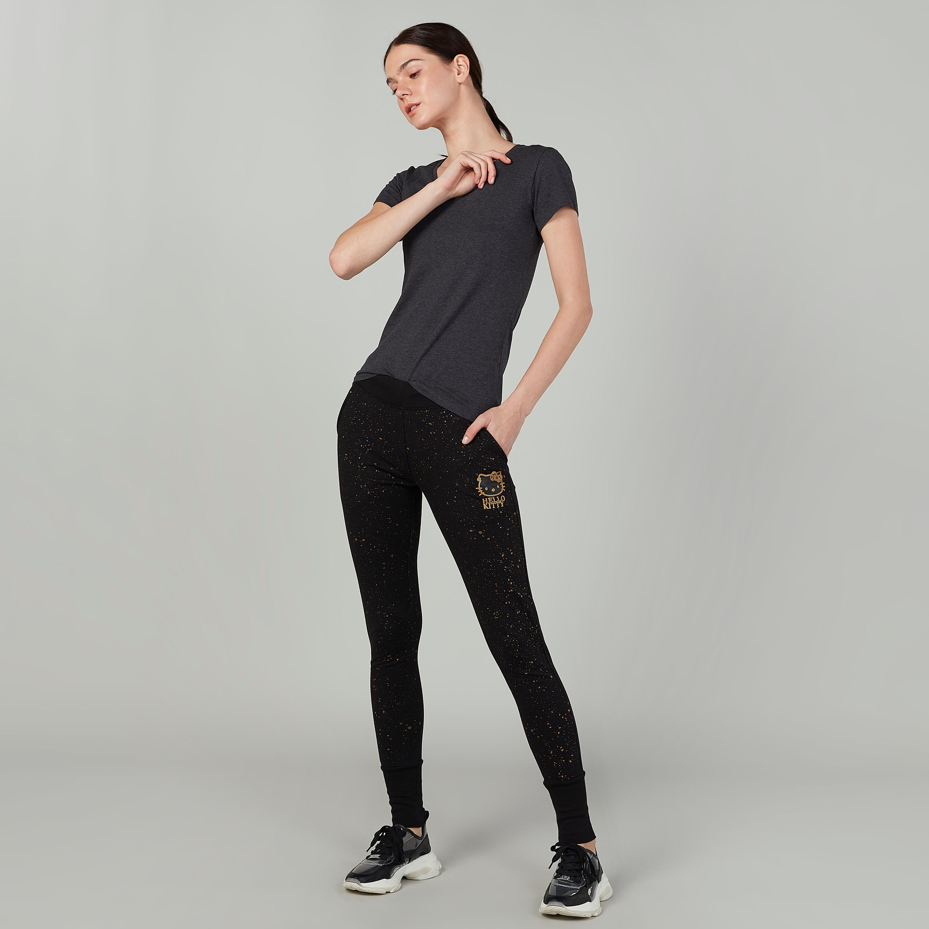 بنطلون رياضي سليم بخصر متوسط الارتفاع وجيوب بطبعات هالو كيتي-women-clothing-bottoms-joggers-image-2