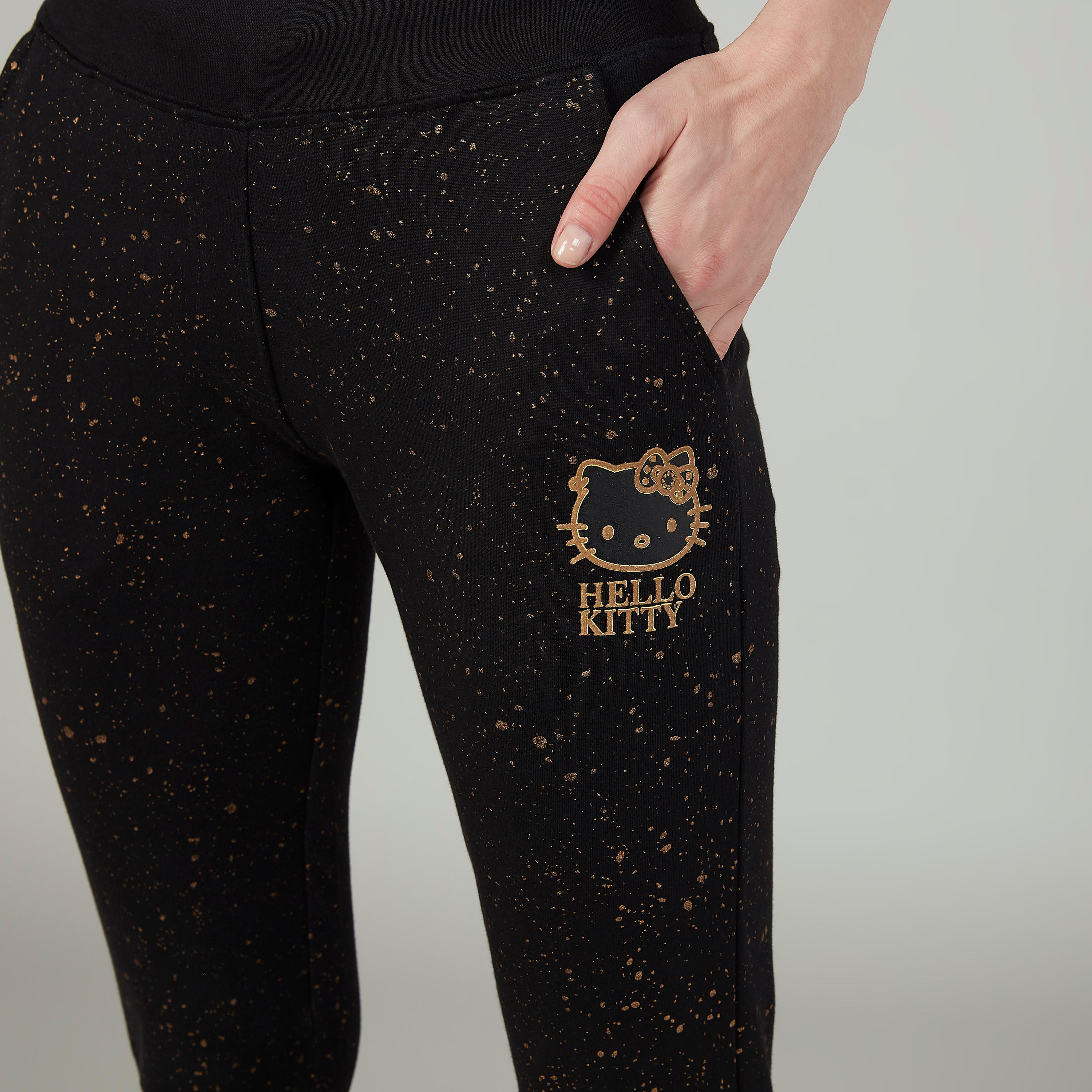 بنطلون رياضي سليم بخصر متوسط الارتفاع وجيوب بطبعات هالو كيتي-women-clothing-bottoms-joggers-image-3