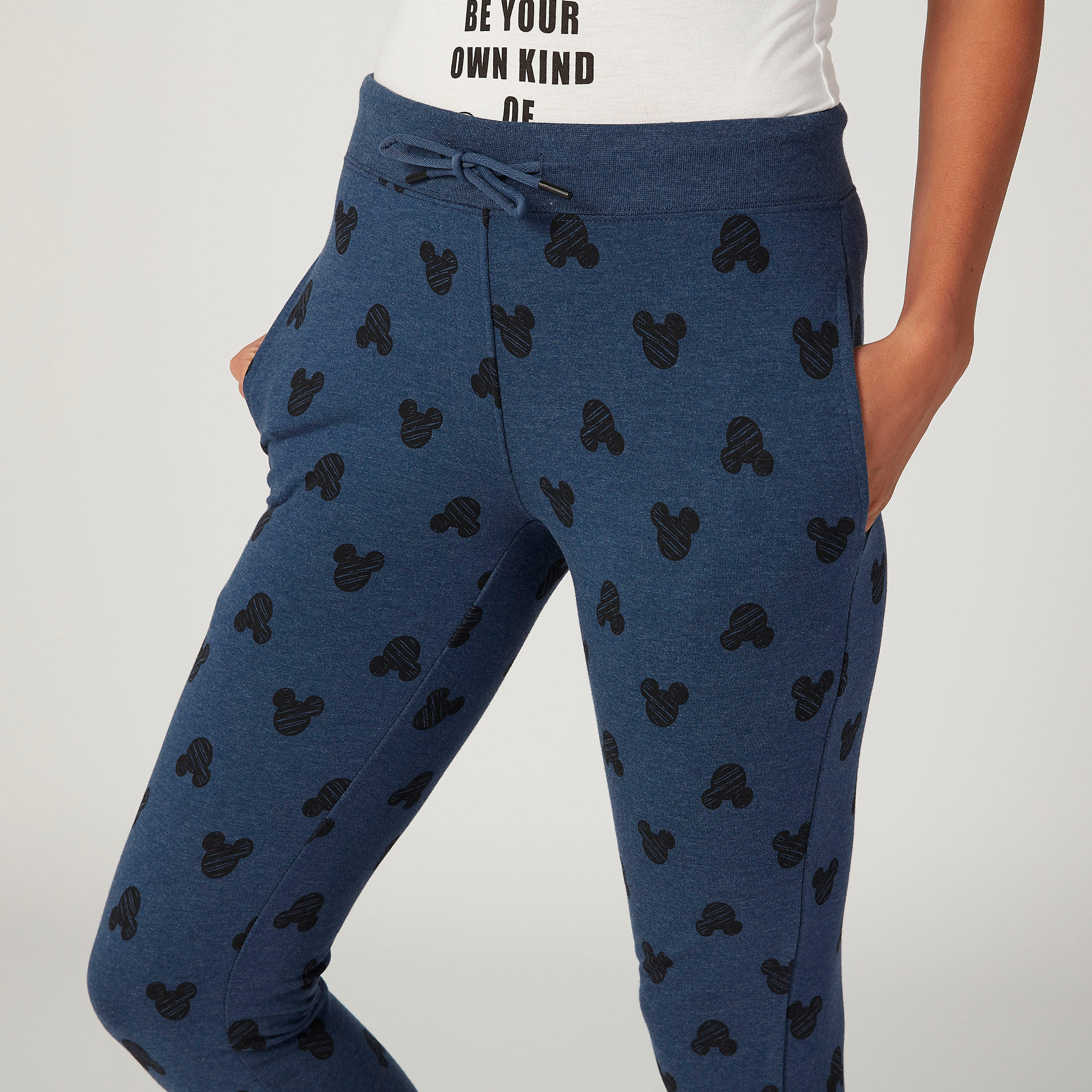 بنطلون رياضي سليم بخصر متوسط الارتفاع وجيوب بطبعات ميكي ماوس-women-clothing-bottoms-joggers-image-3