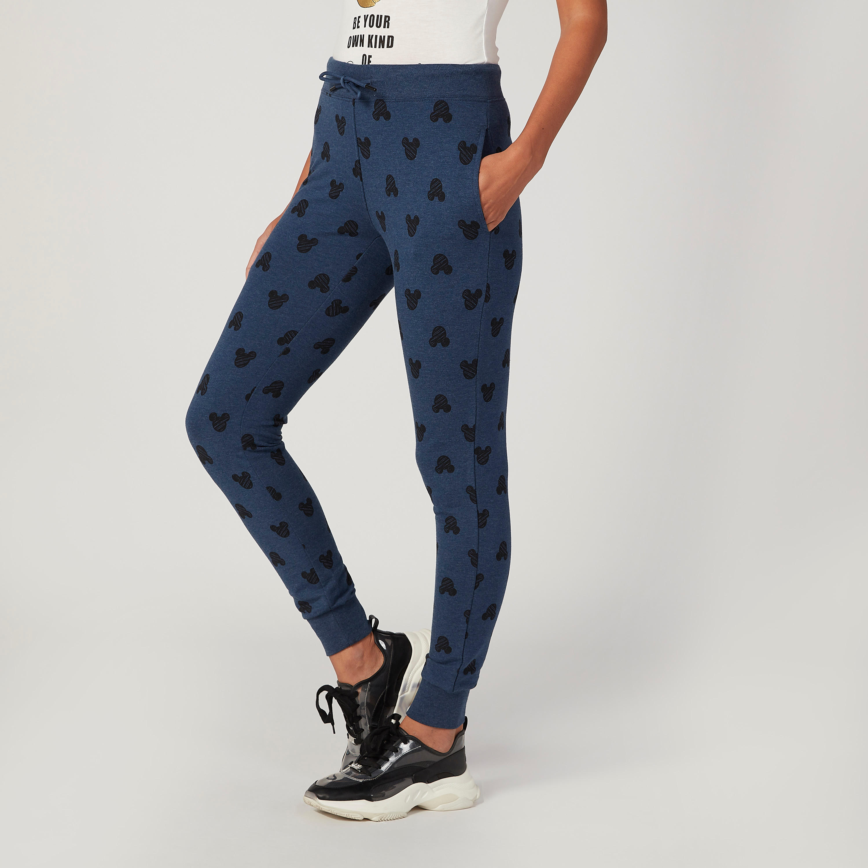 بنطلون رياضي سليم بخصر متوسط الارتفاع وجيوب بطبعات ميكي ماوس-women-clothing-bottoms-joggers-image-5