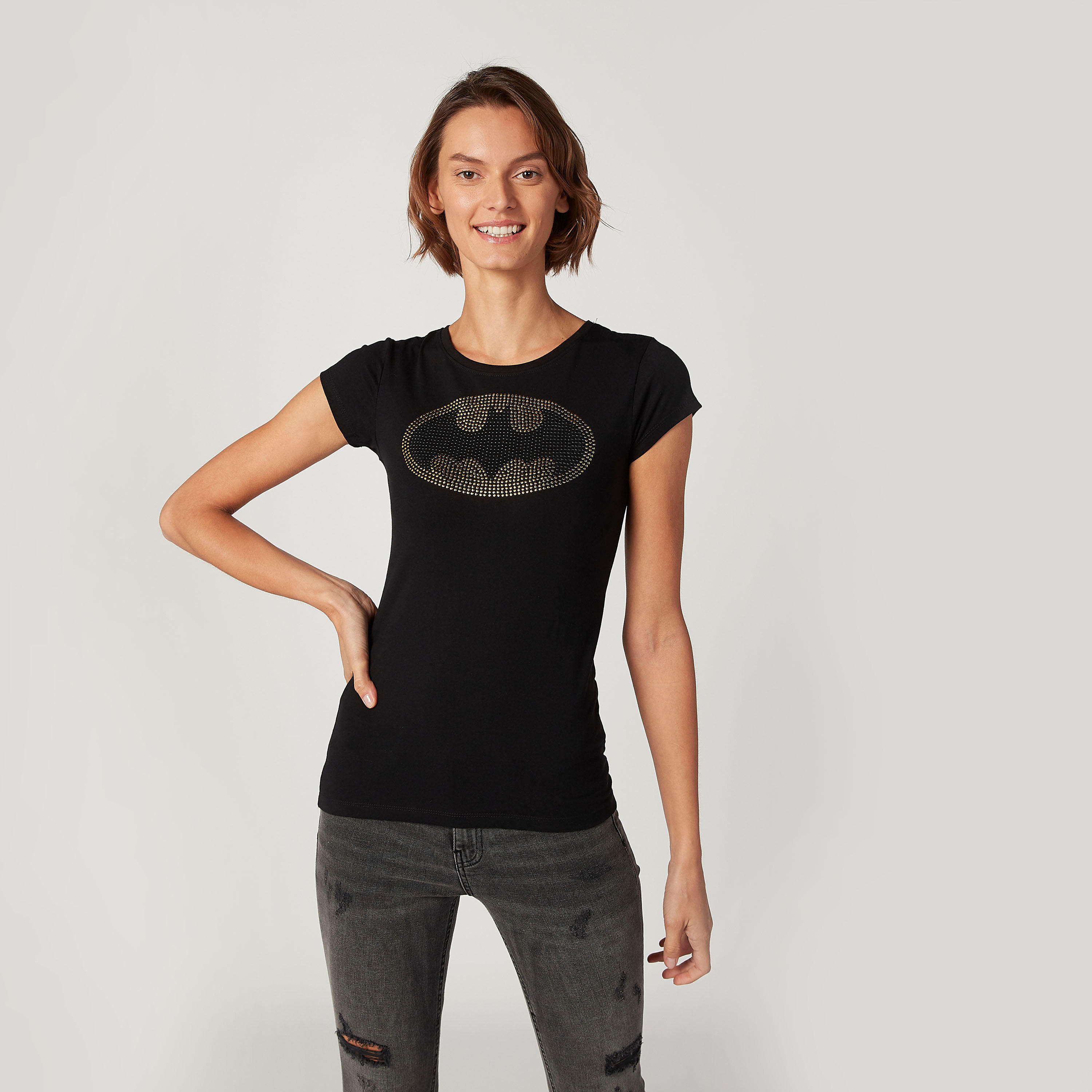 بلوزة مستدامة سكيني بأكمام كاب وتزيينات باتمان-women-clothing-tshirts-image-1
