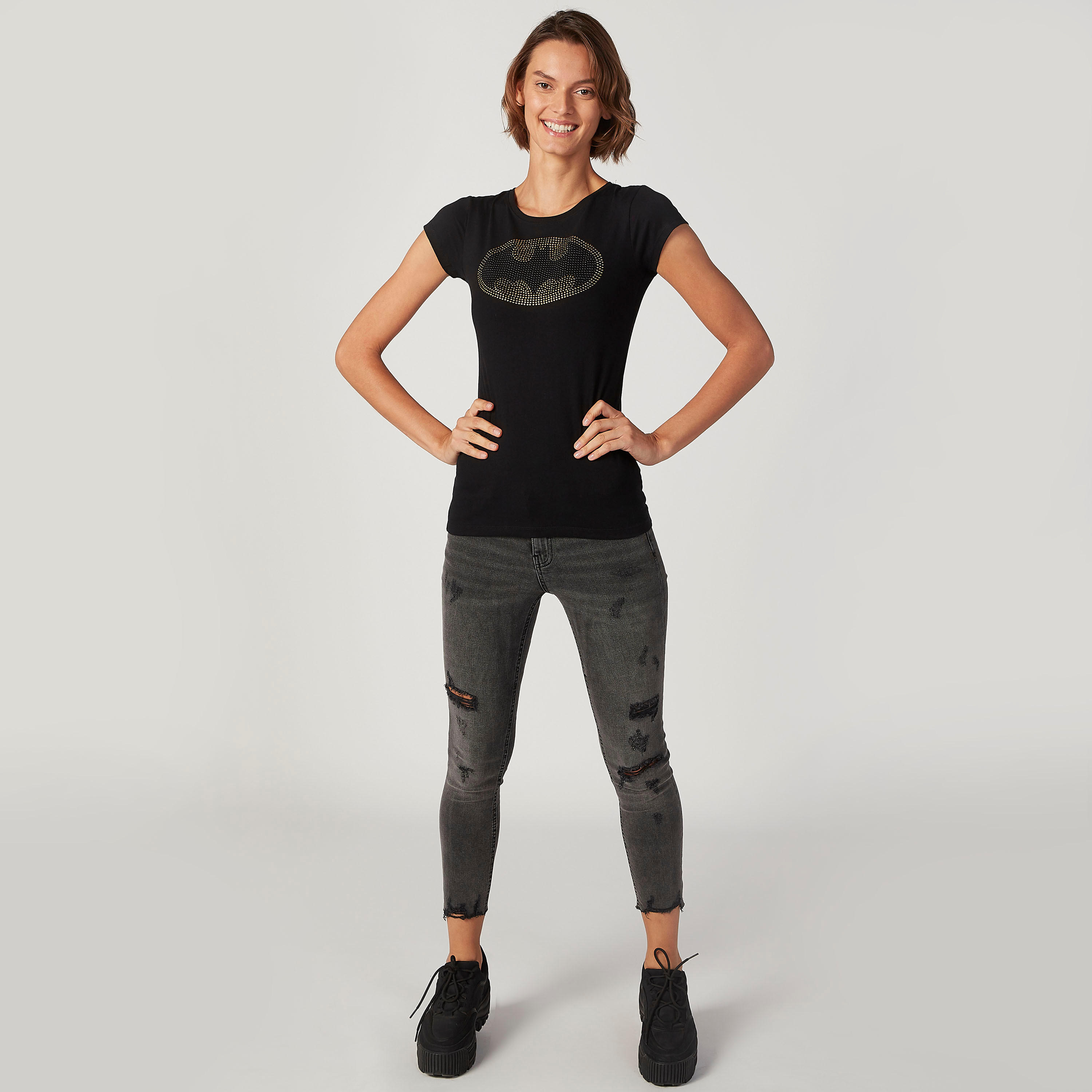 بلوزة مستدامة سكيني بأكمام كاب وتزيينات باتمان-women-clothing-tshirts-image-2