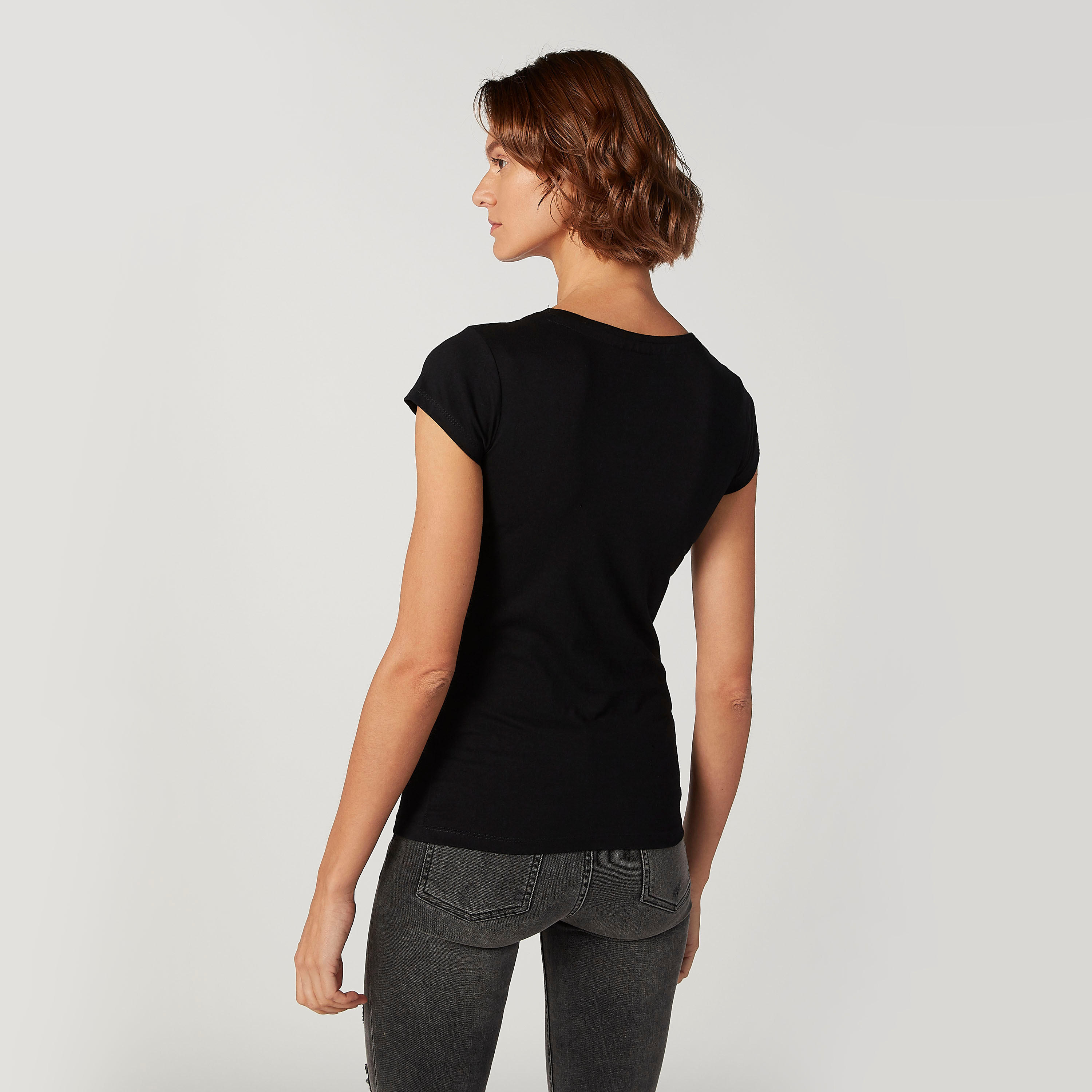 بلوزة مستدامة سكيني بأكمام كاب وتزيينات باتمان-women-clothing-tshirts-image-4