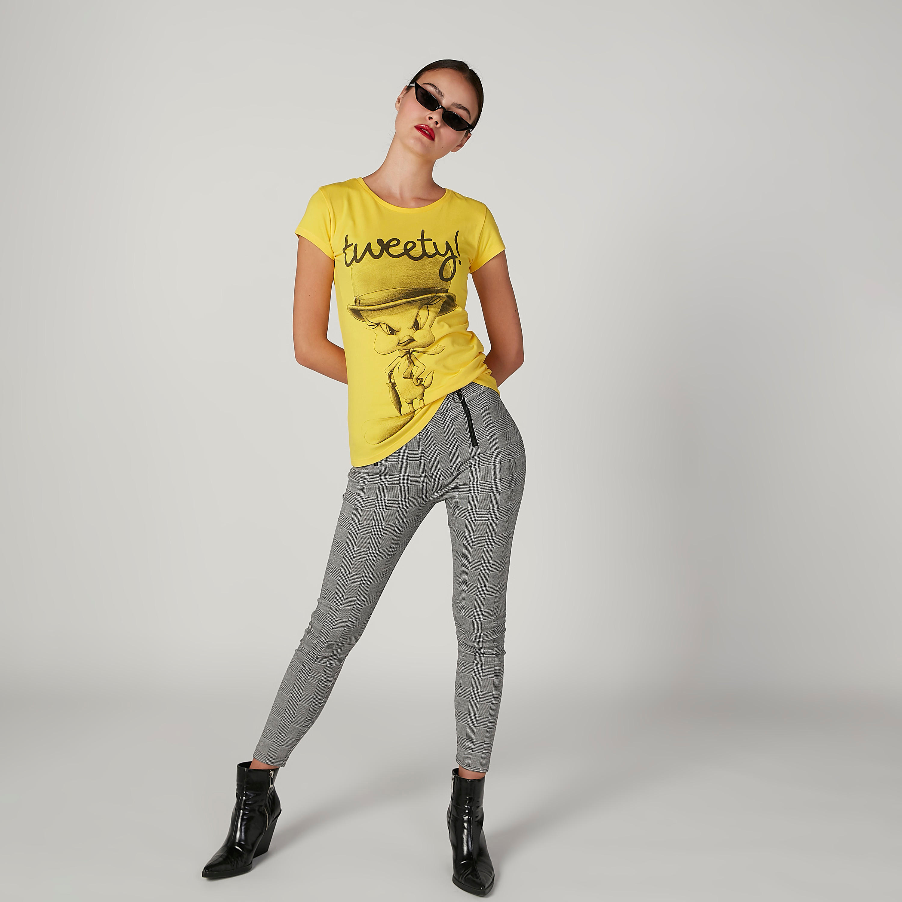 تيشيرت مستدام سكيني بأكمام كاب وطبعات تويتي-women-clothing-tshirts-image-2