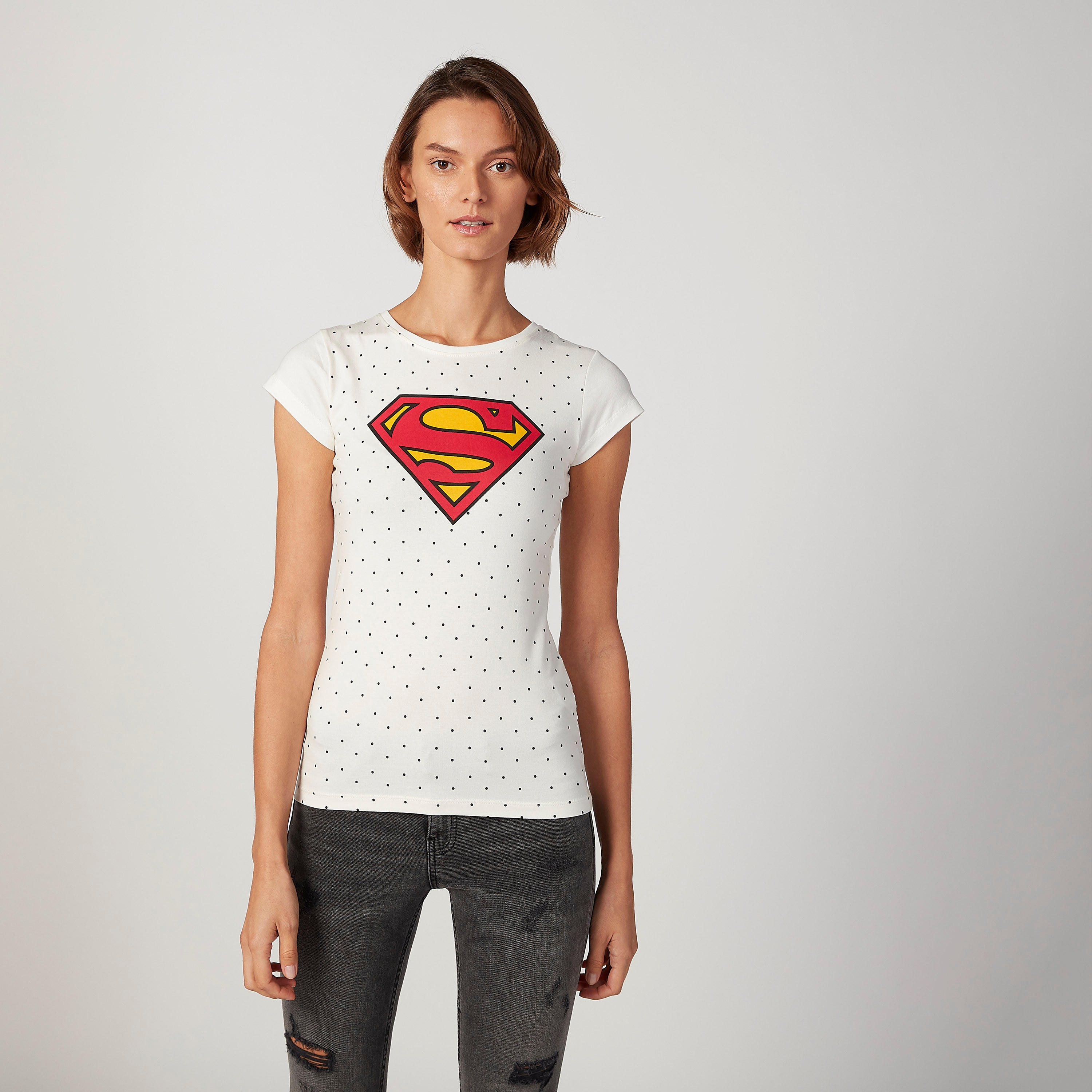تيشيرت مستدام بقصة سكيني وأكمام كاب وطبعات سوبرمان جرافيك-women-clothing-tshirts-image-1