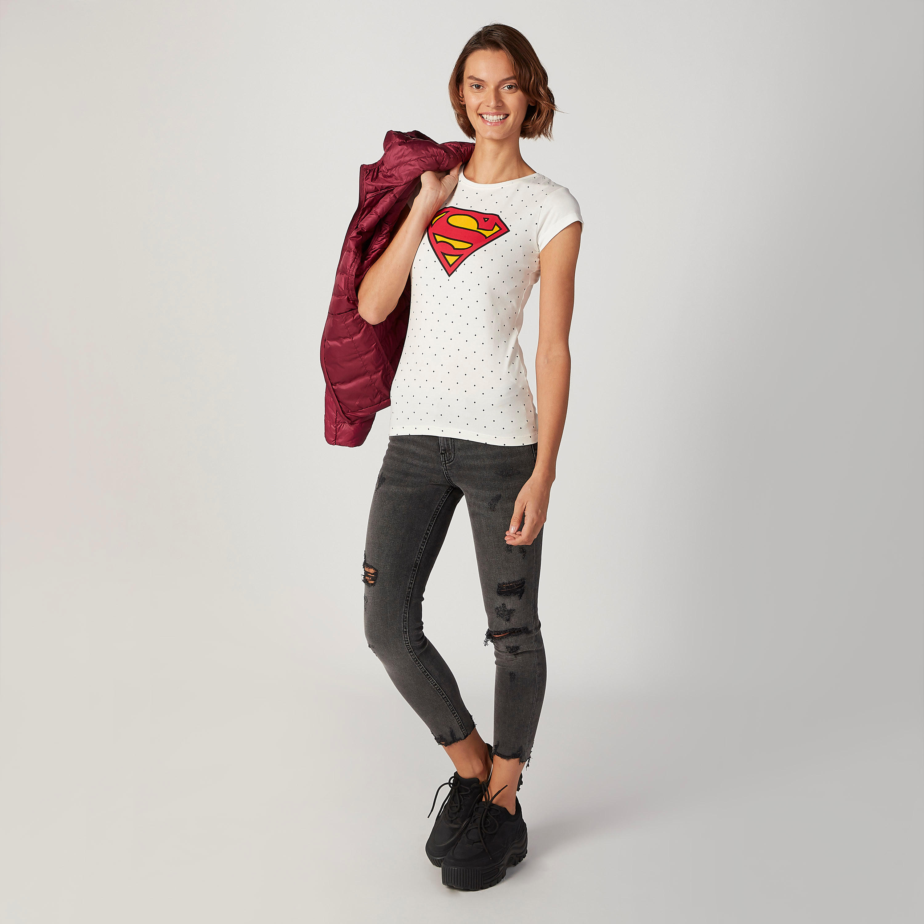 تيشيرت مستدام بقصة سكيني وأكمام كاب وطبعات سوبرمان جرافيك-women-clothing-tshirts-image-2