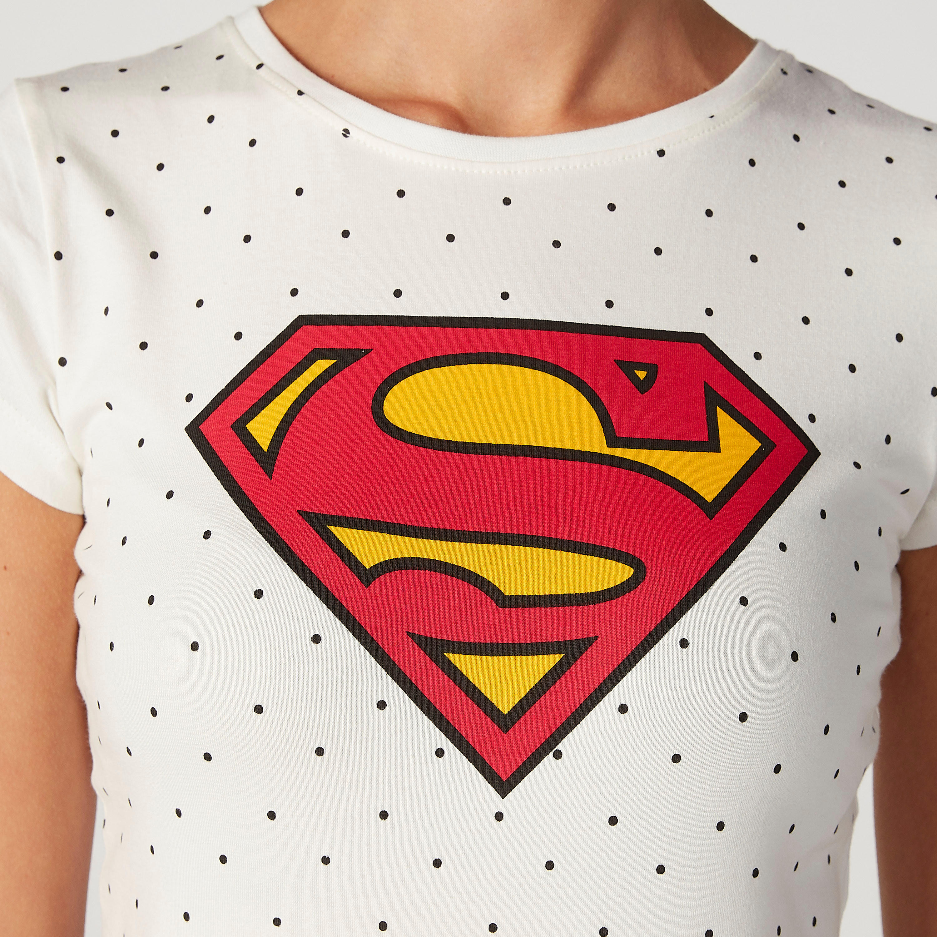 تيشيرت مستدام بقصة سكيني وأكمام كاب وطبعات سوبرمان جرافيك-women-clothing-tshirts-image-3