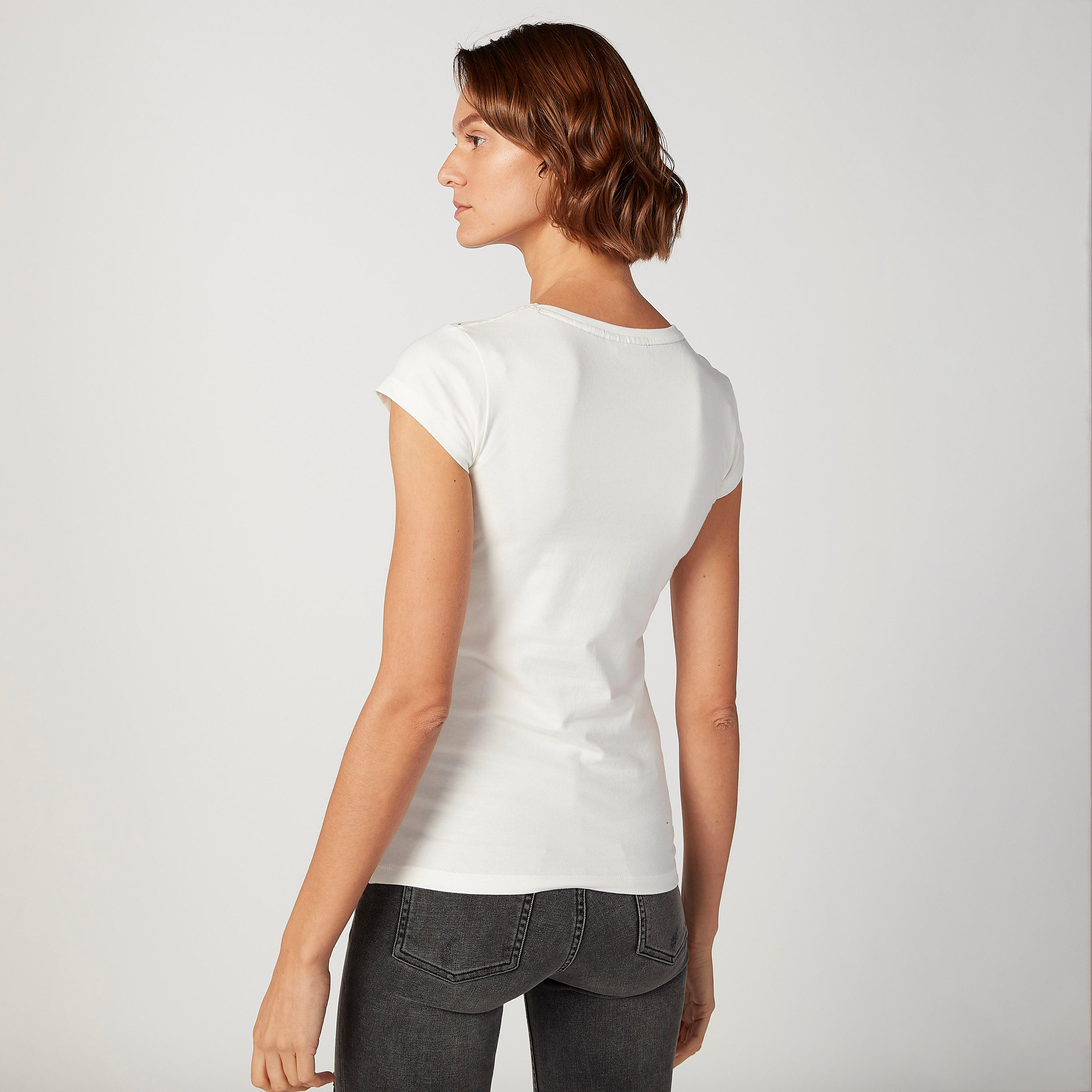 تيشيرت مستدام بقصة سكيني وأكمام كاب وطبعات سوبرمان جرافيك-women-clothing-tshirts-image-4