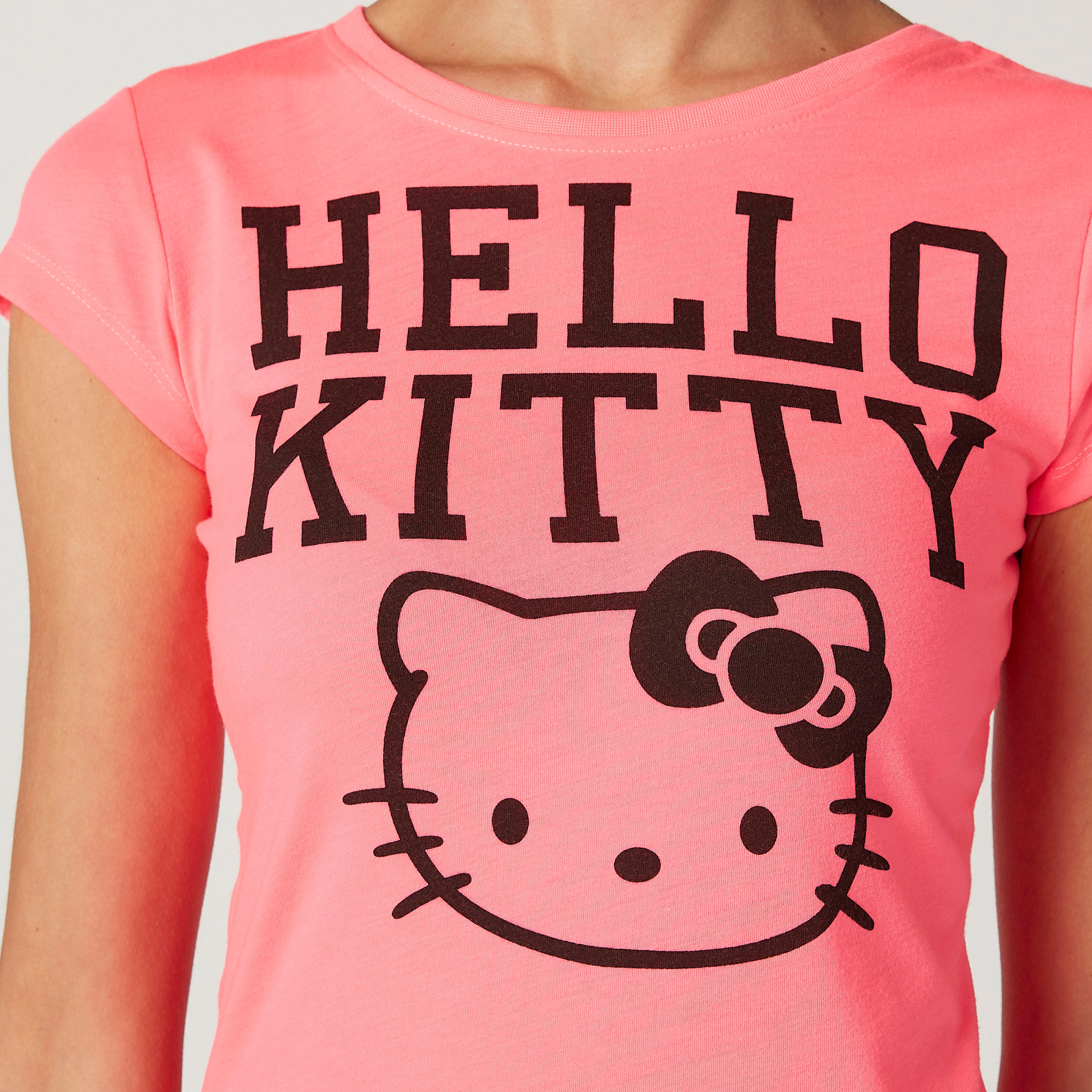 تيشيرت سكيني بياقة مستديرة وأكمام كاب وطبعات هالو كيتي-women-clothing-tshirts-image-3