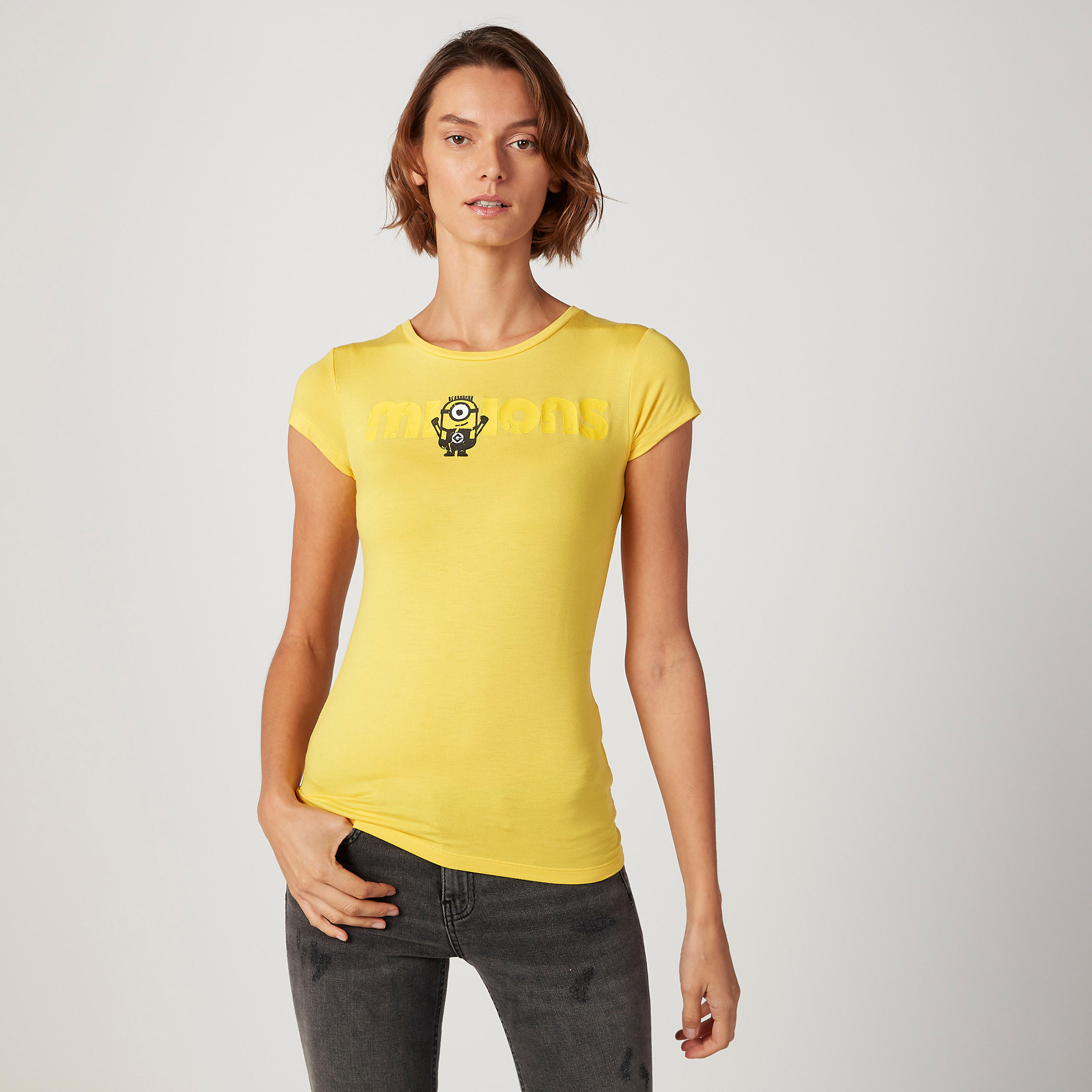 تيشيرت سكيني بياقة مستديرة وأكمام كاب وطبعات مينيونز-women-clothing-tshirts-image-1