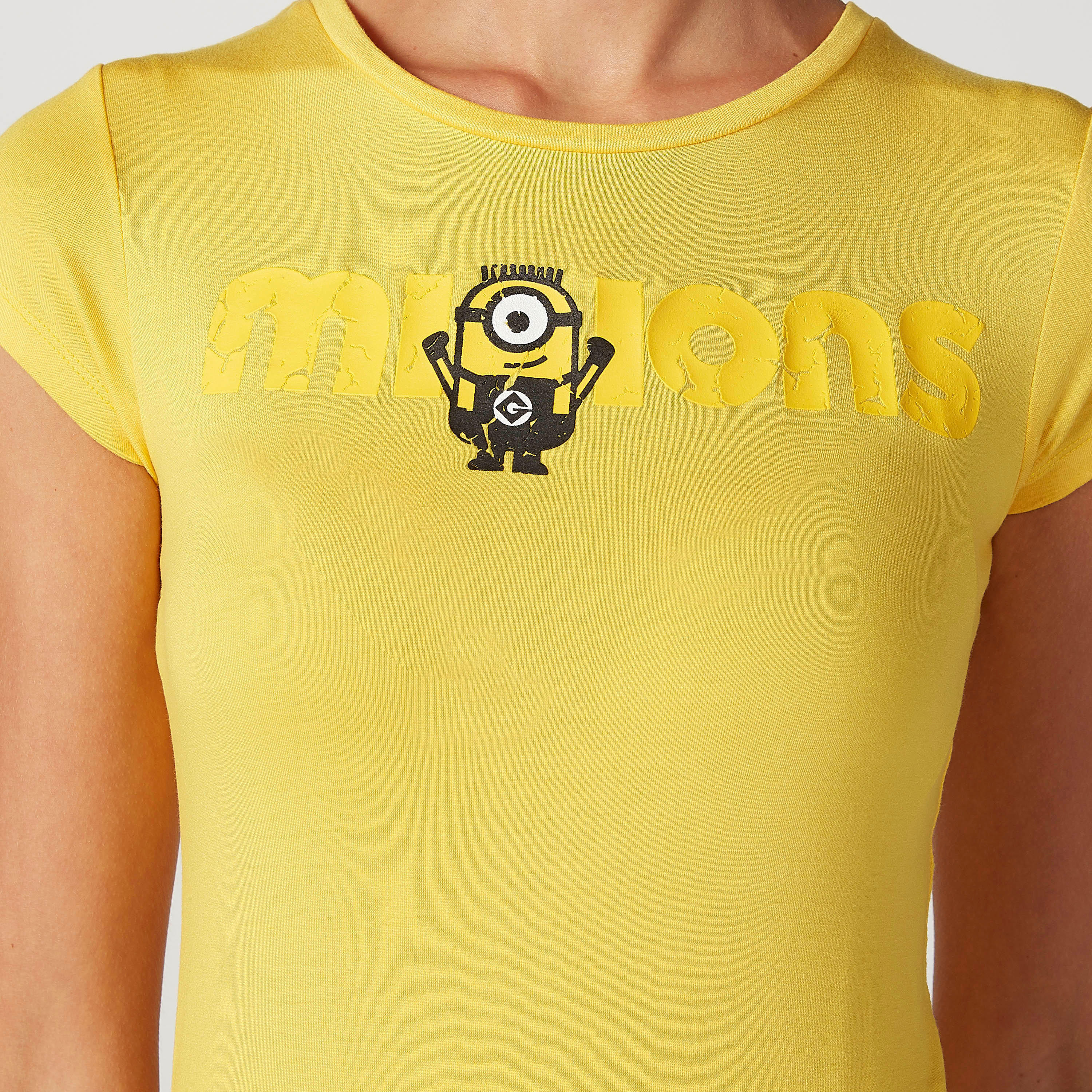 تيشيرت سكيني بياقة مستديرة وأكمام كاب وطبعات مينيونز-women-clothing-tshirts-image-3