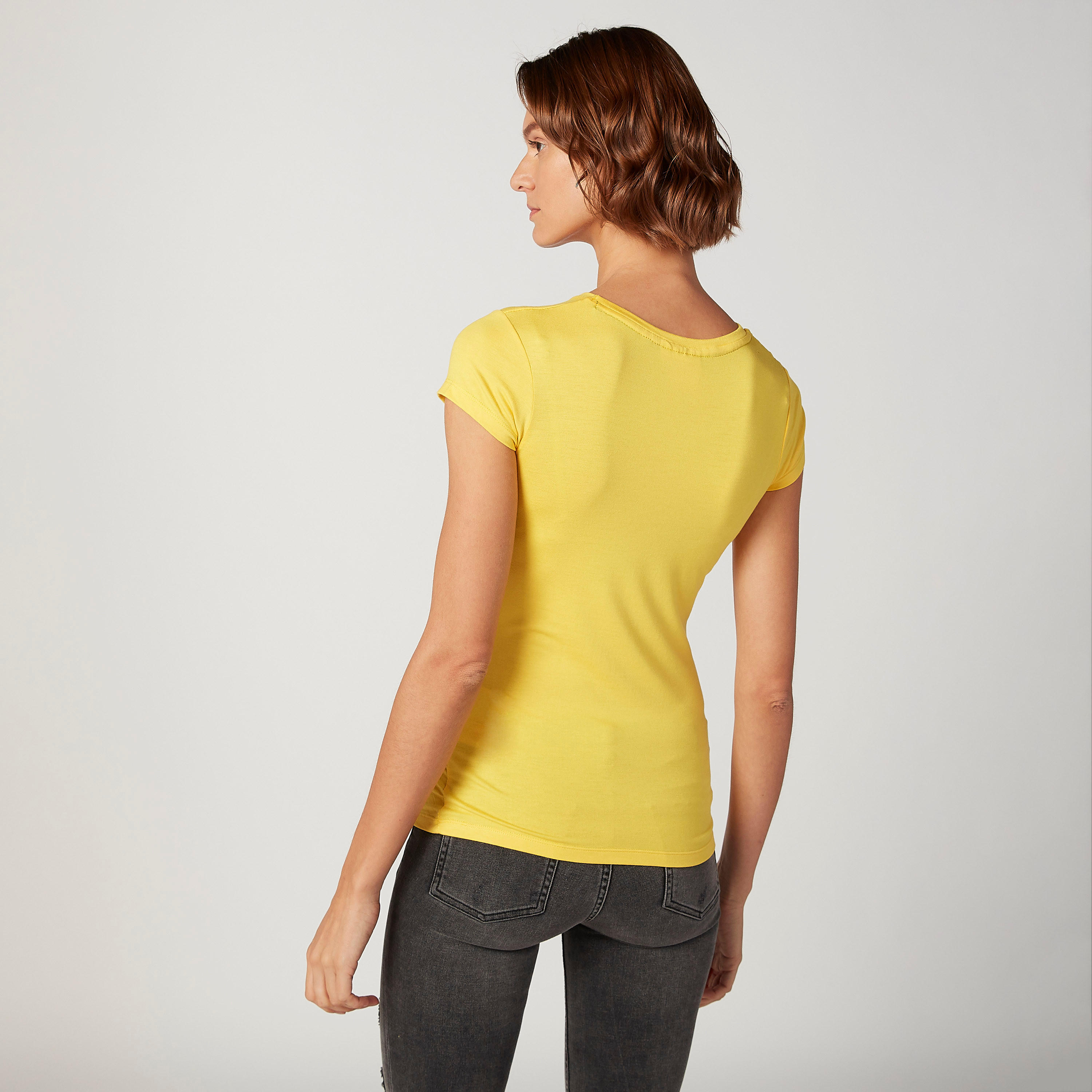 تيشيرت سكيني بياقة مستديرة وأكمام كاب وطبعات مينيونز-women-clothing-tshirts-image-4