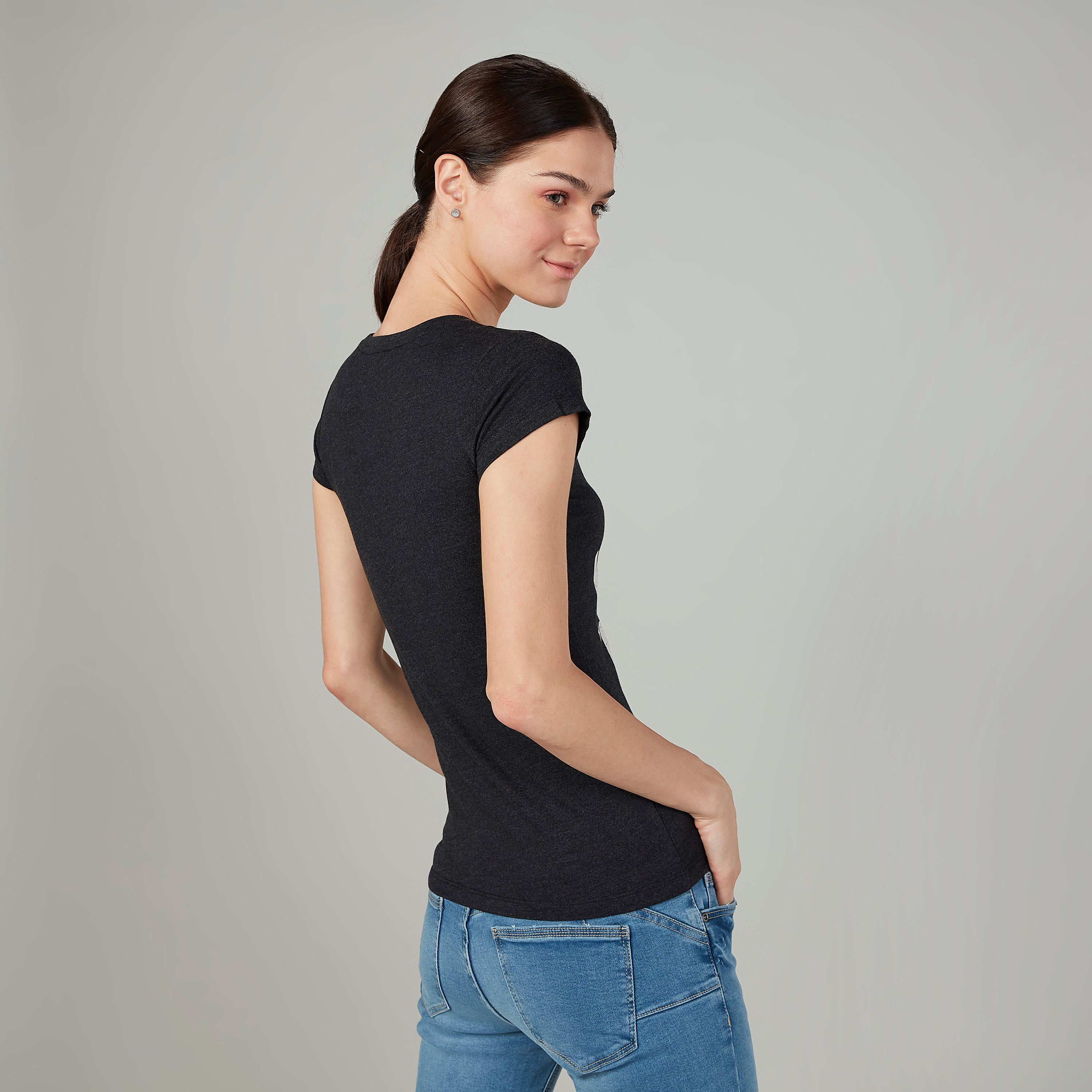 تيشيرت سكيني بياقة مستديرة وأكمام كاب وطبعات ميكي ماوس-women-clothing-tshirts-image-4