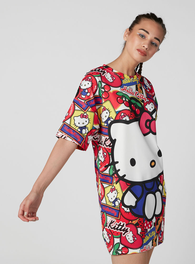 فستان تيشيرت بياقة مستديرة وأكتاف منسدلة وطبعات هالو كيتي-women-clothing-dresses-image-1
