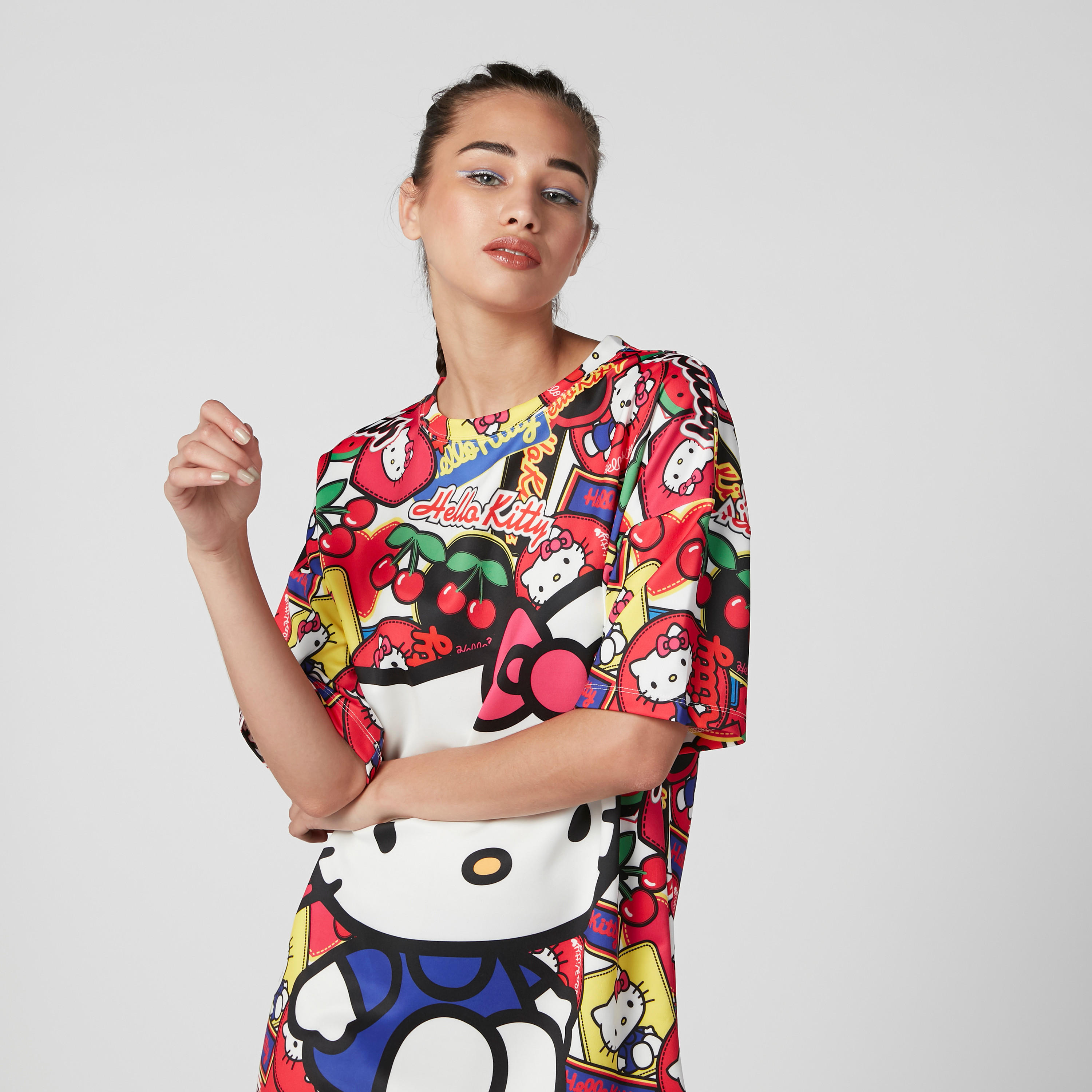 فستان تيشيرت بياقة مستديرة وأكتاف منسدلة وطبعات هالو كيتي-women-clothing-dresses-image-3