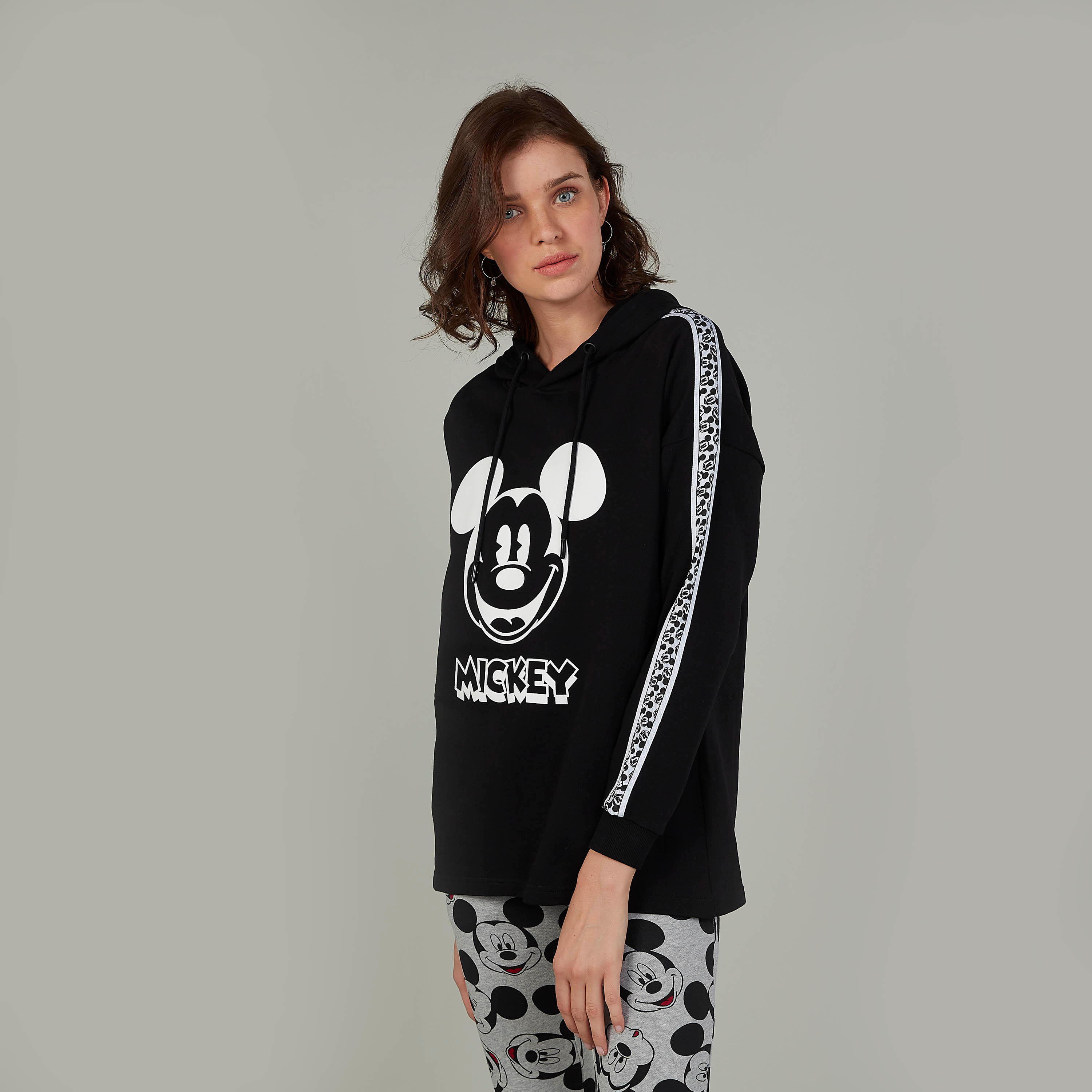 سويت شيرت بقبّعة وأكمام طويلة وطبعات ميكي ماوس-women-winterwear-hoodiesandsweatshirts-sweatshirts-image-1