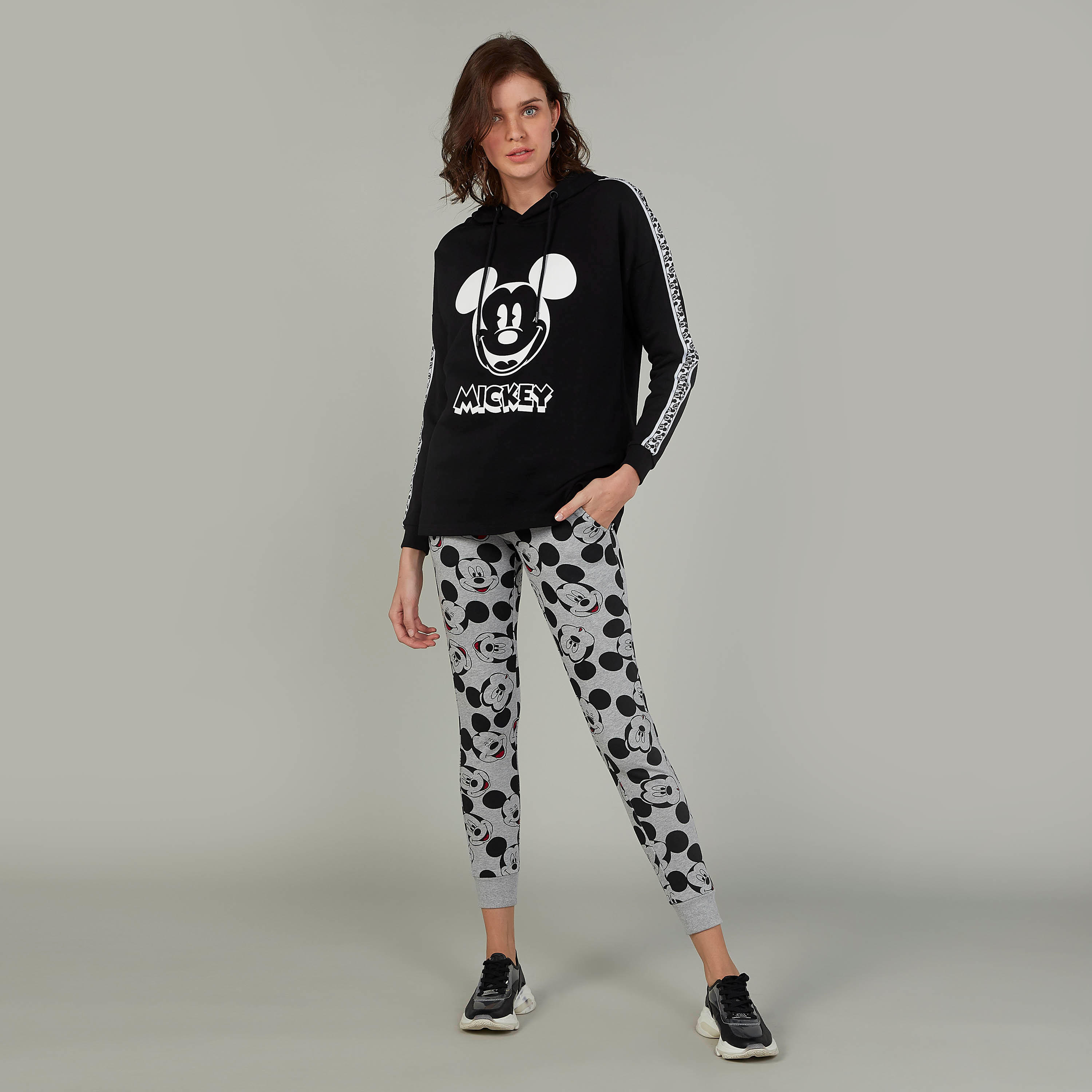 سويت شيرت بقبّعة وأكمام طويلة وطبعات ميكي ماوس-women-winterwear-hoodiesandsweatshirts-sweatshirts-image-2