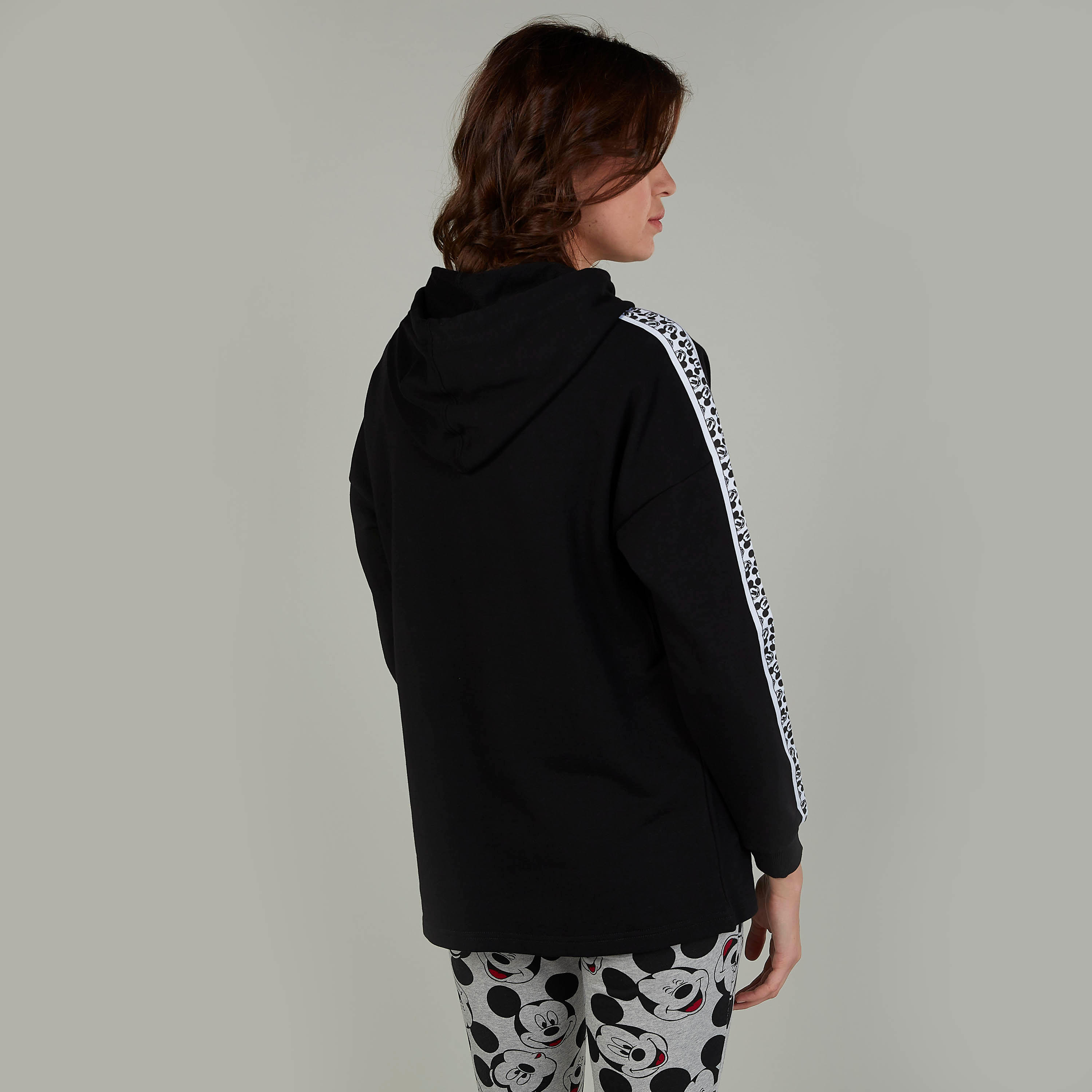 سويت شيرت بقبّعة وأكمام طويلة وطبعات ميكي ماوس-women-winterwear-hoodiesandsweatshirts-sweatshirts-image-4