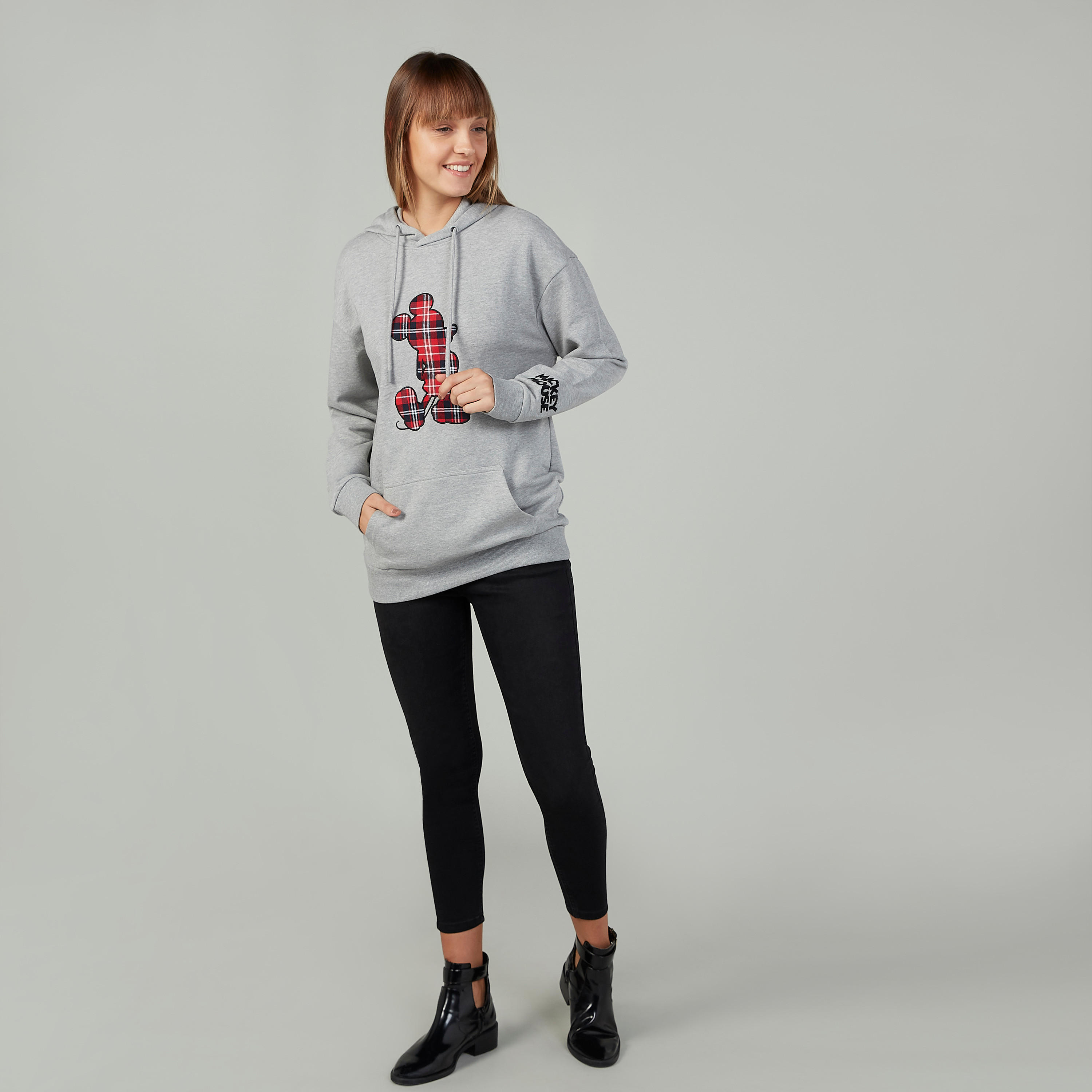 هودي بأكمام طويلة وجيوب كنغر وتطريزات ميكي ماوس-women-winterwear-hoodiesandsweatshirts-sweatshirts-image-2