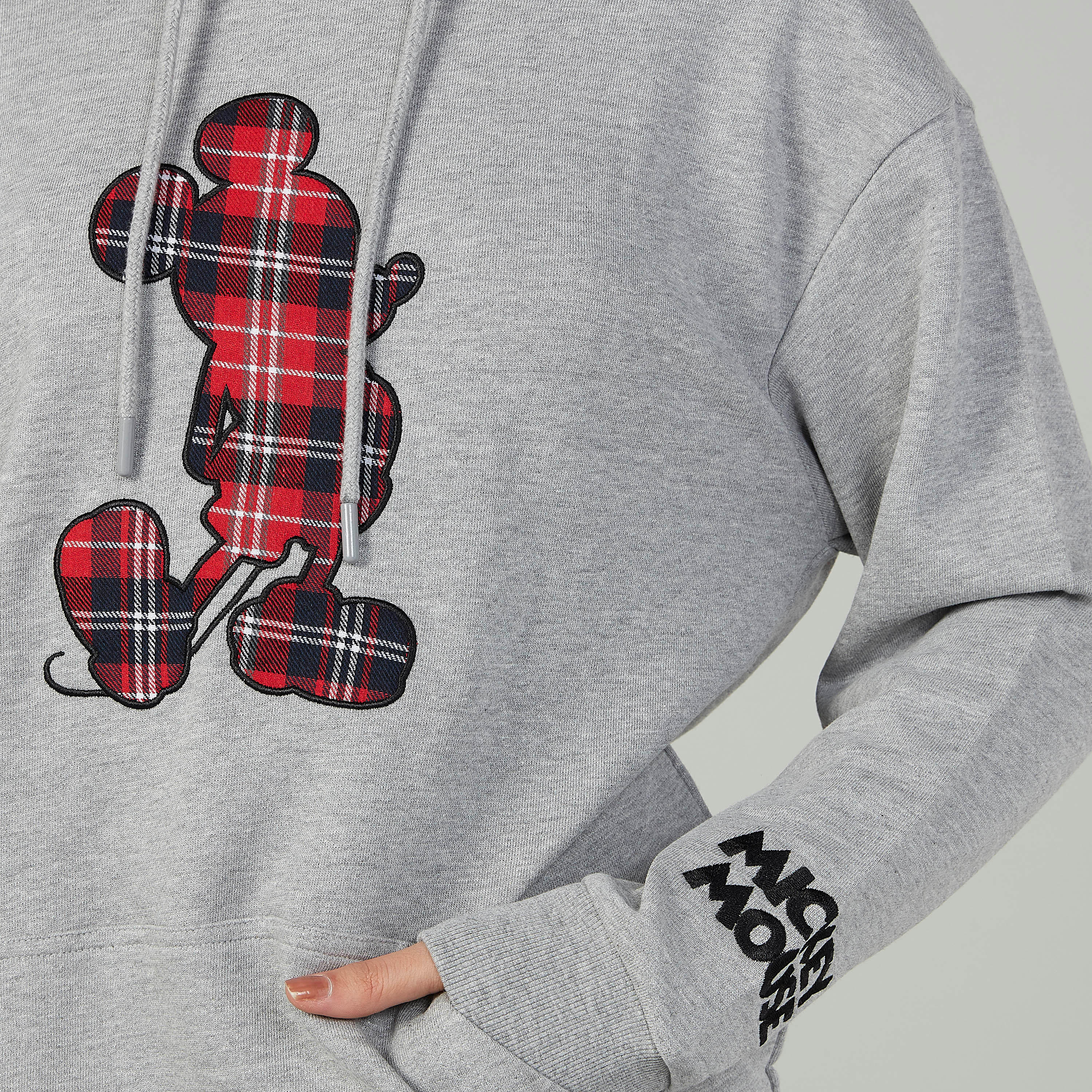 هودي بأكمام طويلة وجيوب كنغر وتطريزات ميكي ماوس-women-winterwear-hoodiesandsweatshirts-sweatshirts-image-3