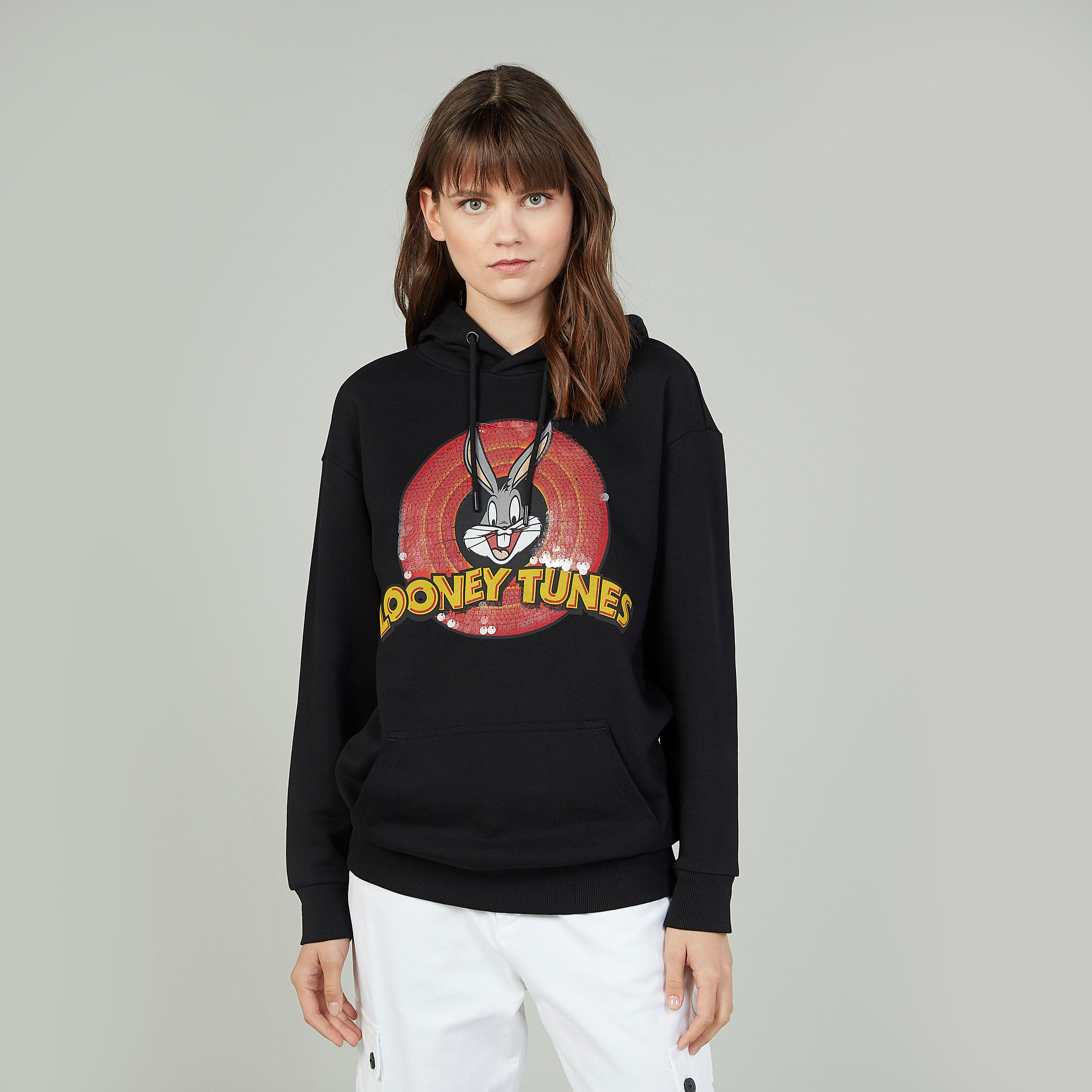 هودي بأكمام طويلة وجيوب كنغر وطبعات لوني تيونز-women-winterwear-hoodiesandsweatshirts-sweatshirts-image-1