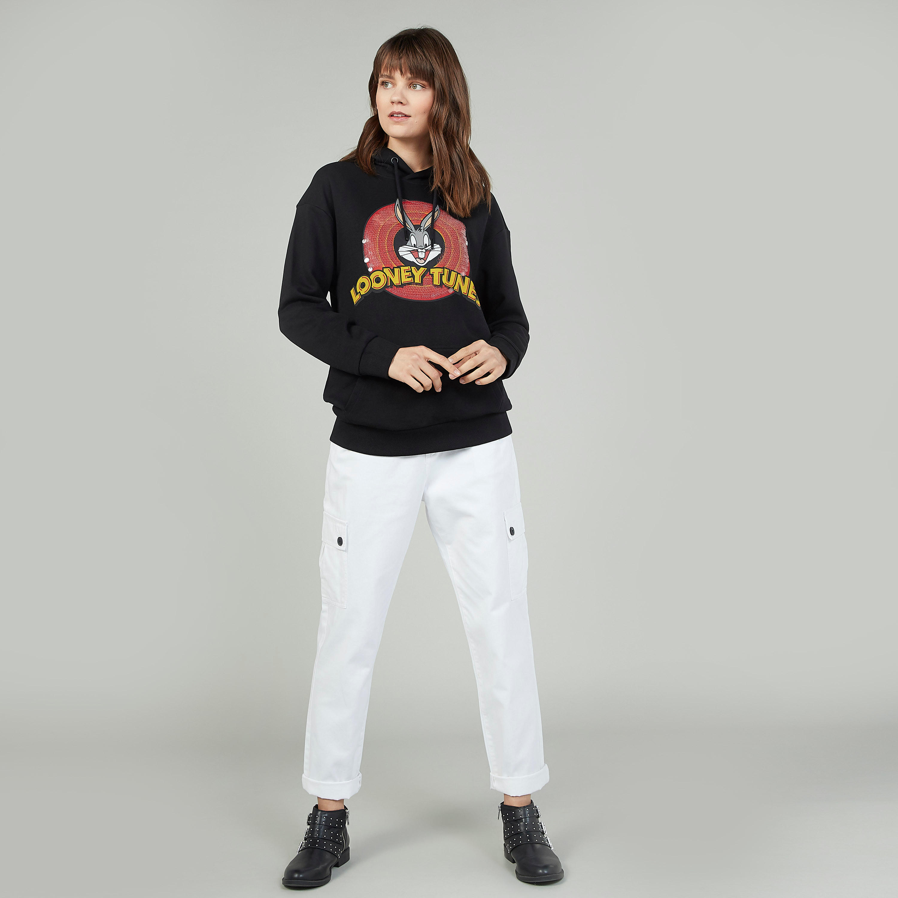 هودي بأكمام طويلة وجيوب كنغر وطبعات لوني تيونز-women-winterwear-hoodiesandsweatshirts-sweatshirts-image-2