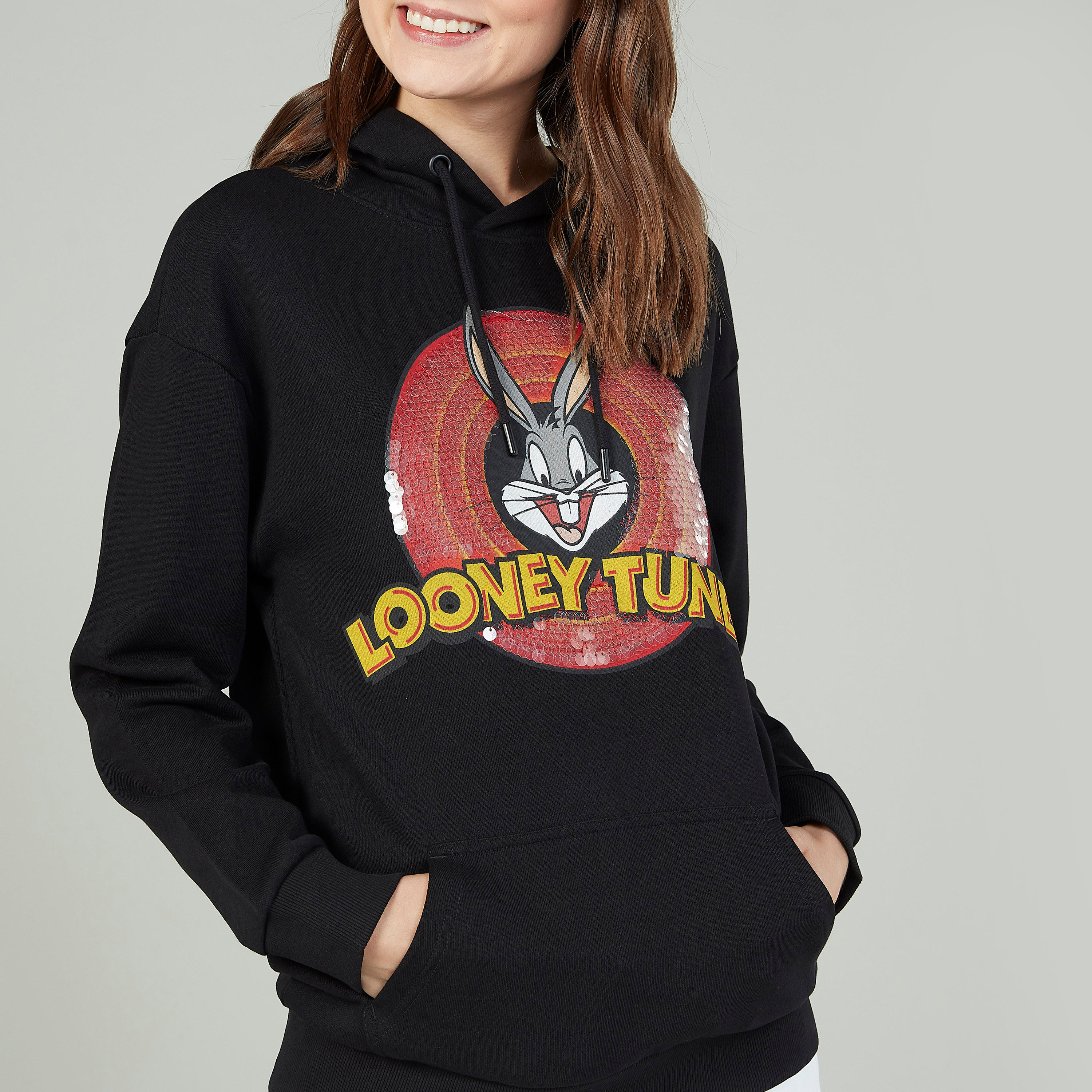 هودي بأكمام طويلة وجيوب كنغر وطبعات لوني تيونز-women-winterwear-hoodiesandsweatshirts-sweatshirts-image-3