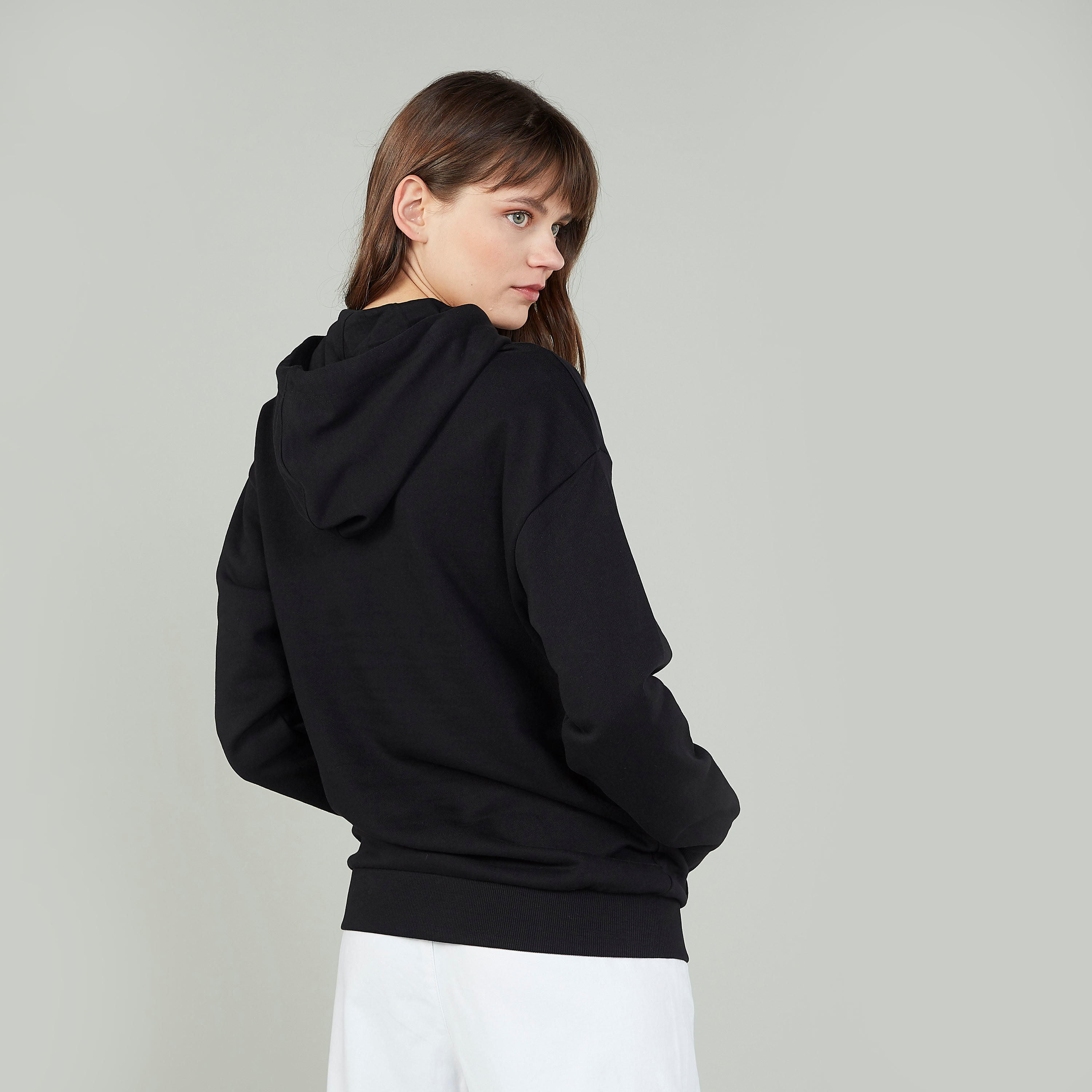 هودي بأكمام طويلة وجيوب كنغر وطبعات لوني تيونز-women-winterwear-hoodiesandsweatshirts-sweatshirts-image-4