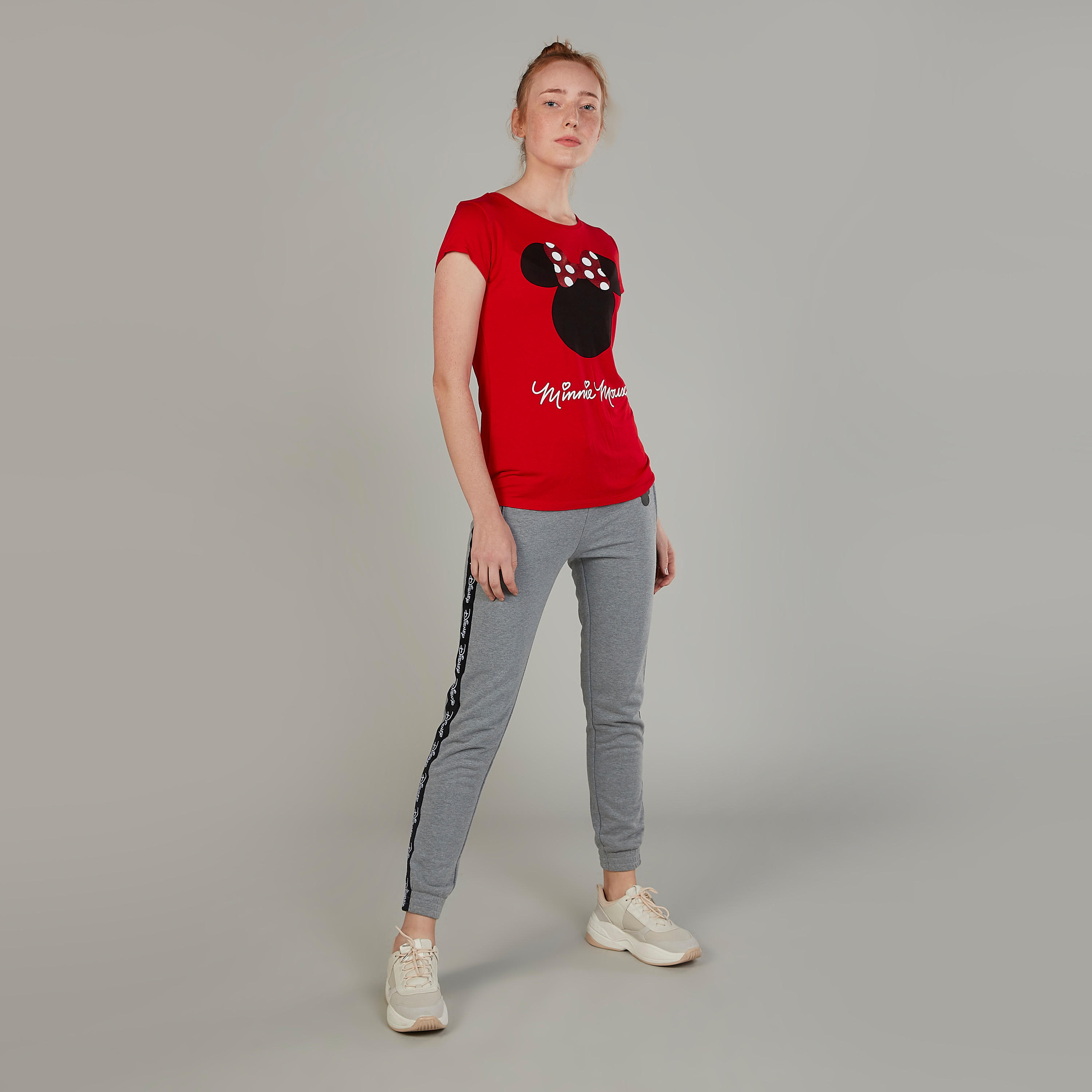 بنطلون رياضي سليم بخصر متوسط الارتفاع وجيوب بطبعات ميكي ماوس-women-clothing-bottoms-joggers-image-2