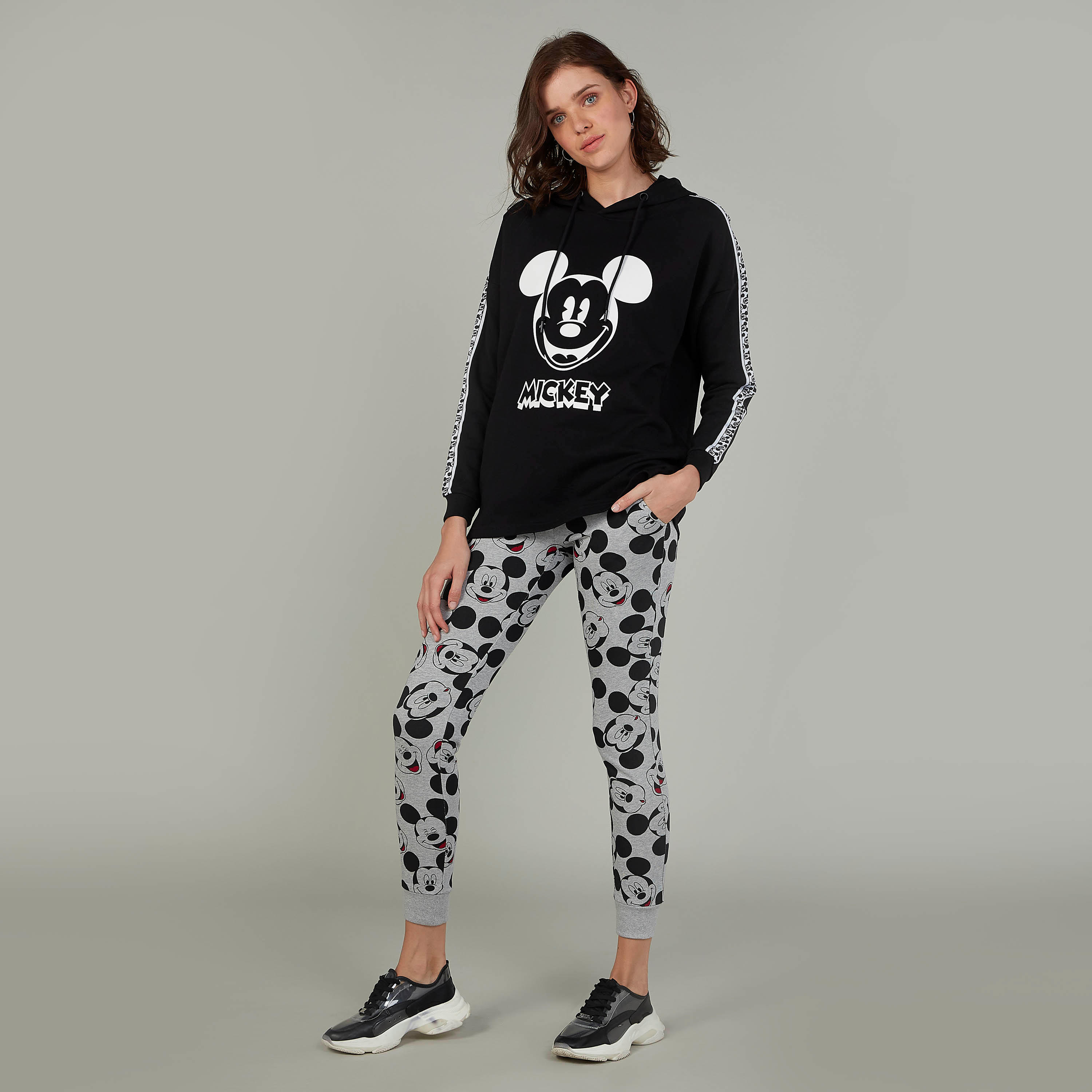بنطلون رياضي بخصر مطّاطي وجيوب وطبعات ميكي ماوس-women-clothing-bottoms-joggers-image-2