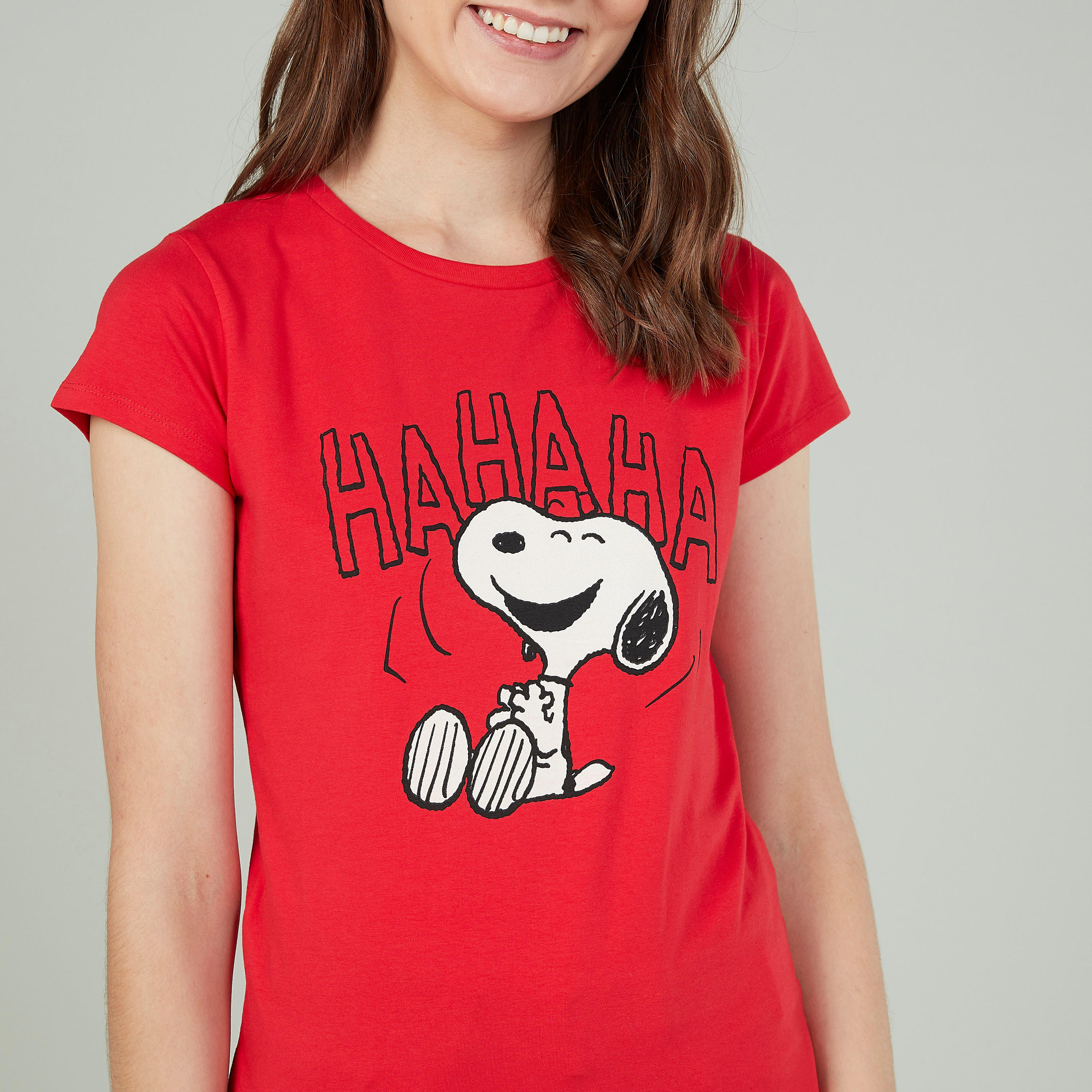 تيشيرت بياقة مستديرة وأكمام قصيرة وطبعات سنوبي-women-clothing-tshirts-image-3