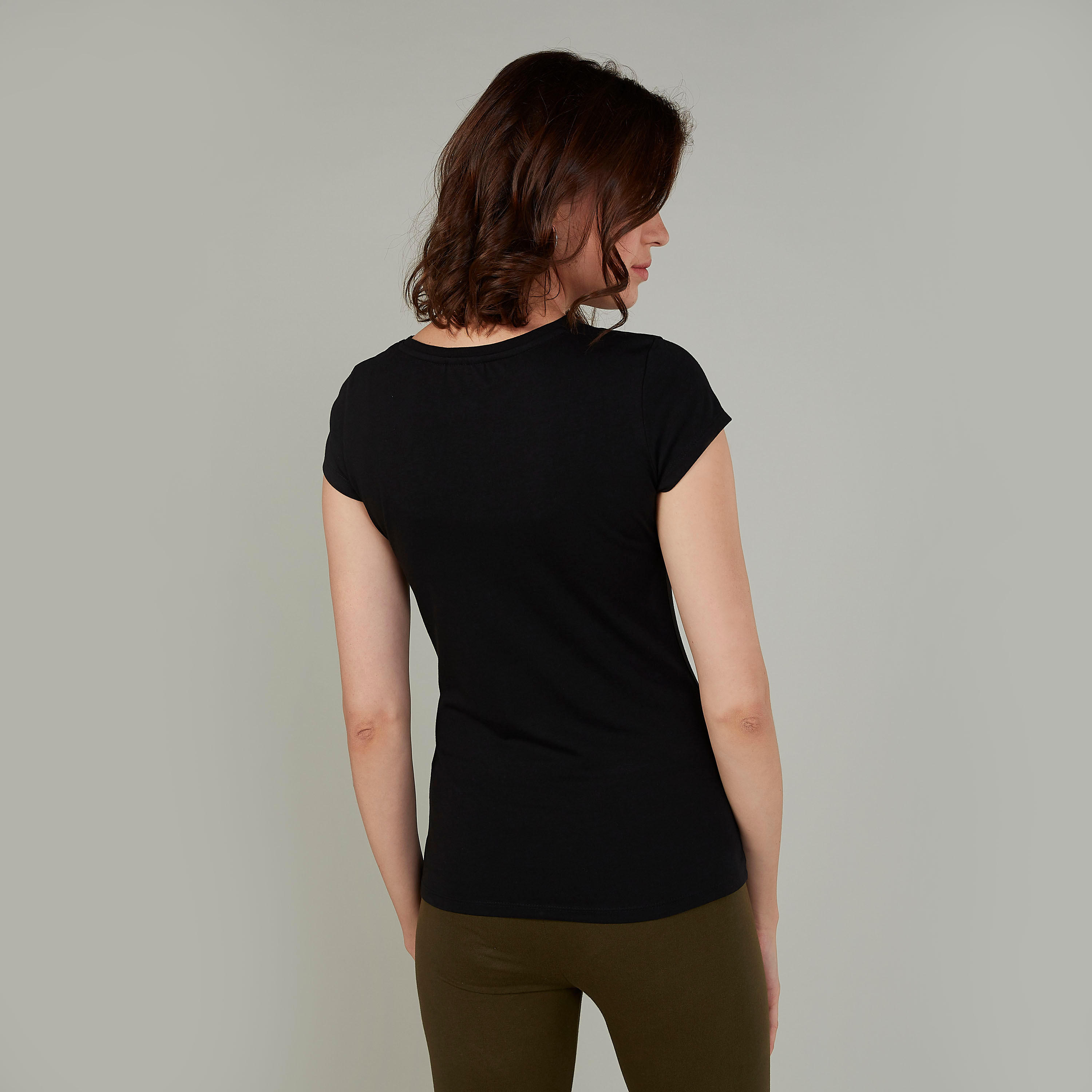 تيشيرت مستدام سكيني بأكمام قصيرة وطبعات فريندز -women-clothing-tshirts-image-4