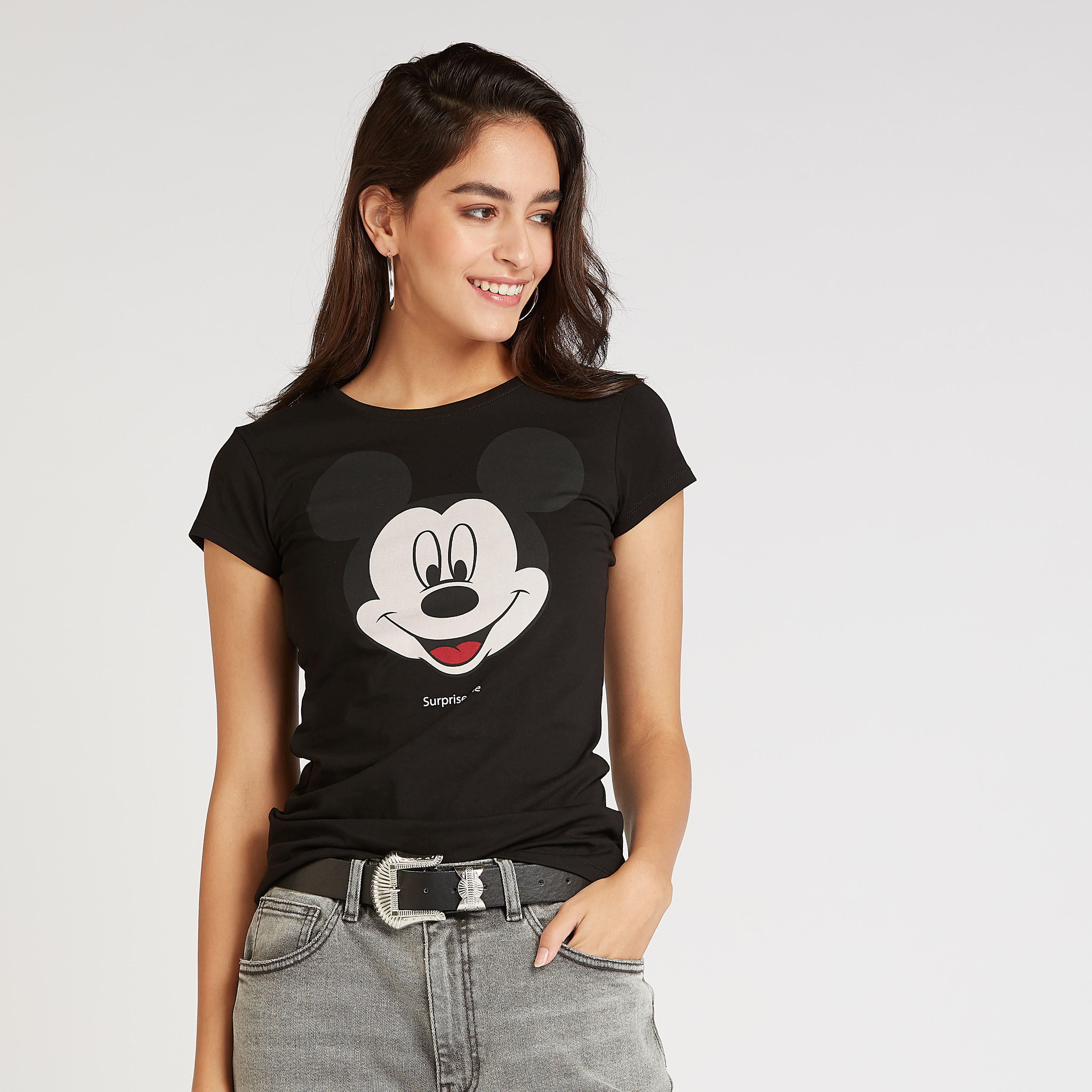 تيشيرت مستدام بياقة ضيّقة وأكمام كاب وطبعات ميكي ماوس-women-clothing-tshirts-image-1