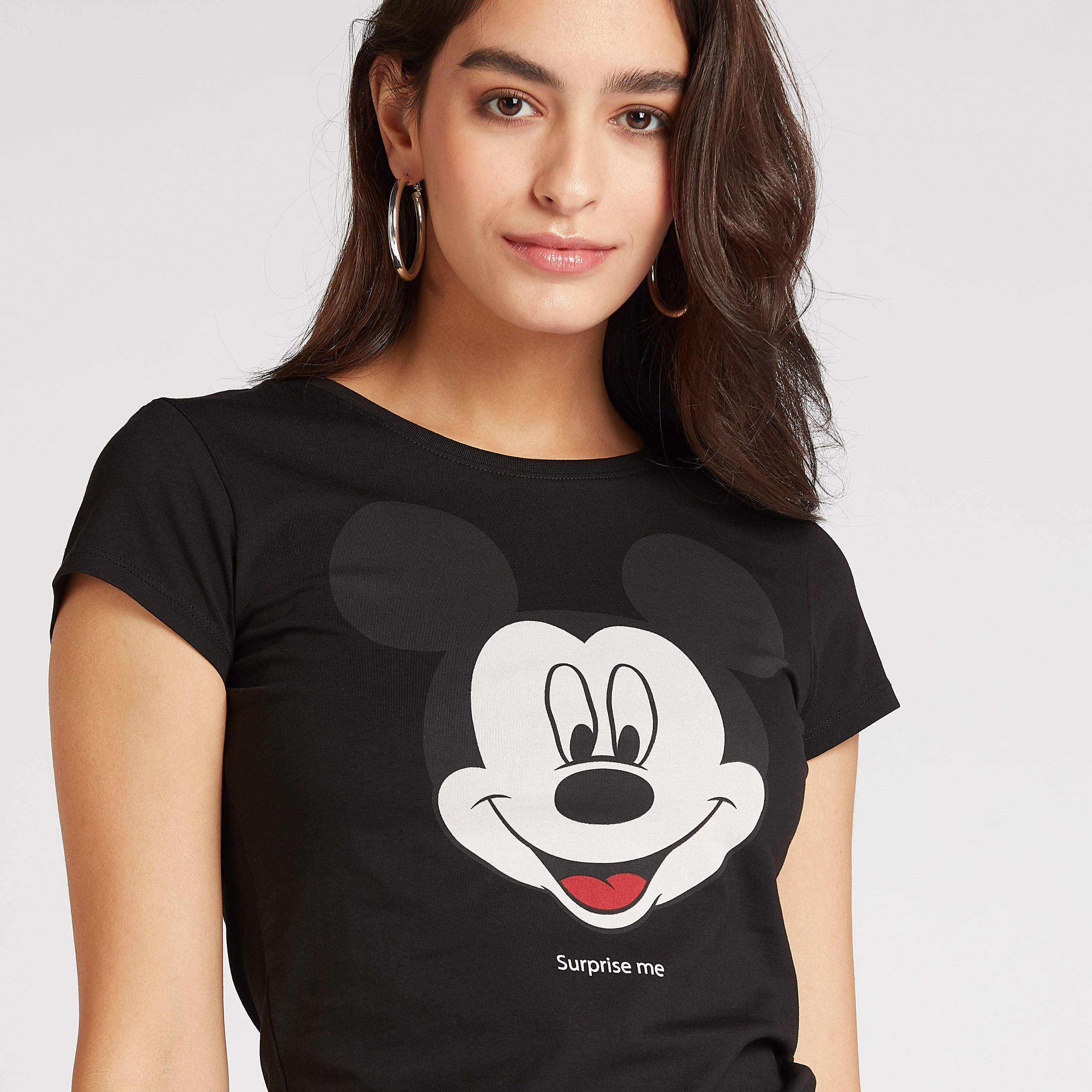 تيشيرت مستدام بياقة ضيّقة وأكمام كاب وطبعات ميكي ماوس-women-clothing-tshirts-image-3