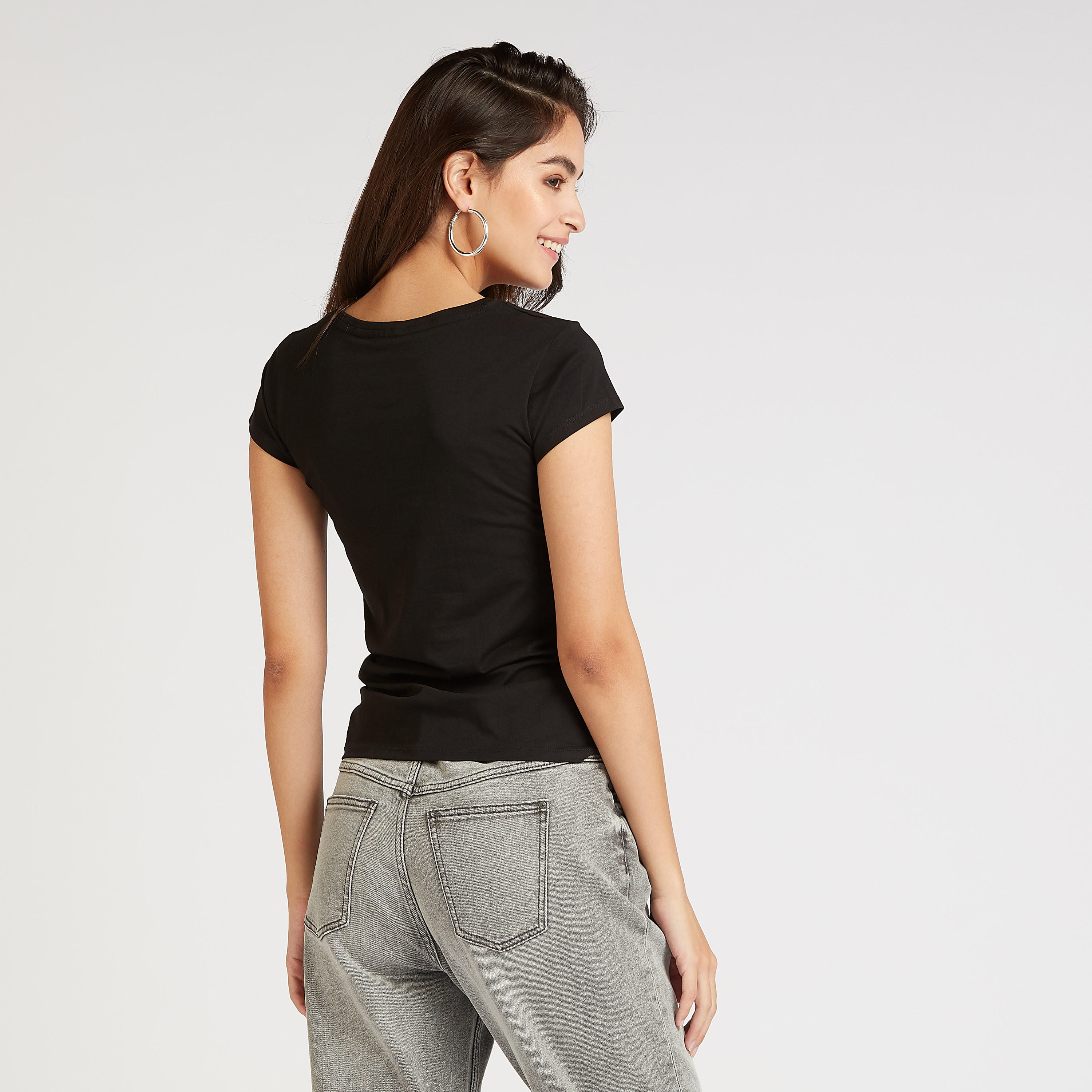تيشيرت مستدام بياقة ضيّقة وأكمام كاب وطبعات ميكي ماوس-women-clothing-tshirts-image-4